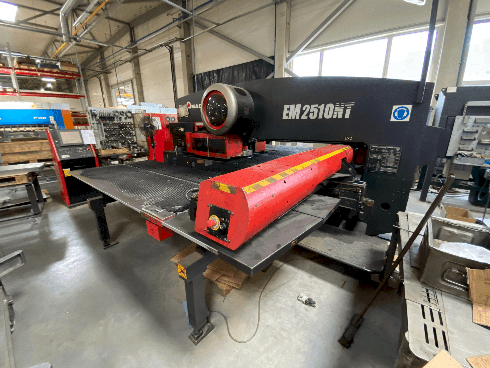 Prikaz stroja AMADA EM2510NT sprijeda