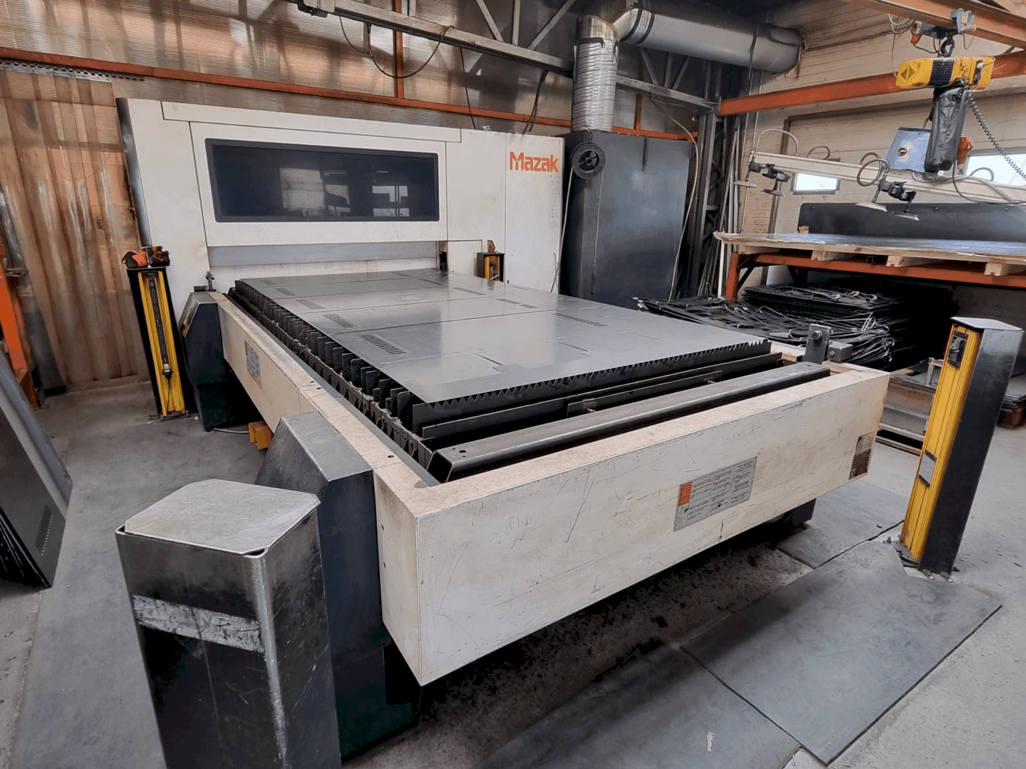 Prikaz stroja Mazak OPTIPLEX 3015 FIBER II sprijeda