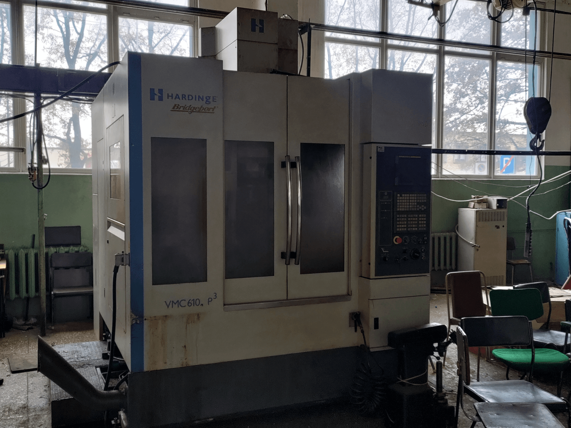 Vertikalni obradni centar Bridgeport VMC-610 XP3 s prednje strane, s upravljačkom pločom i velikim staklenim vratima.