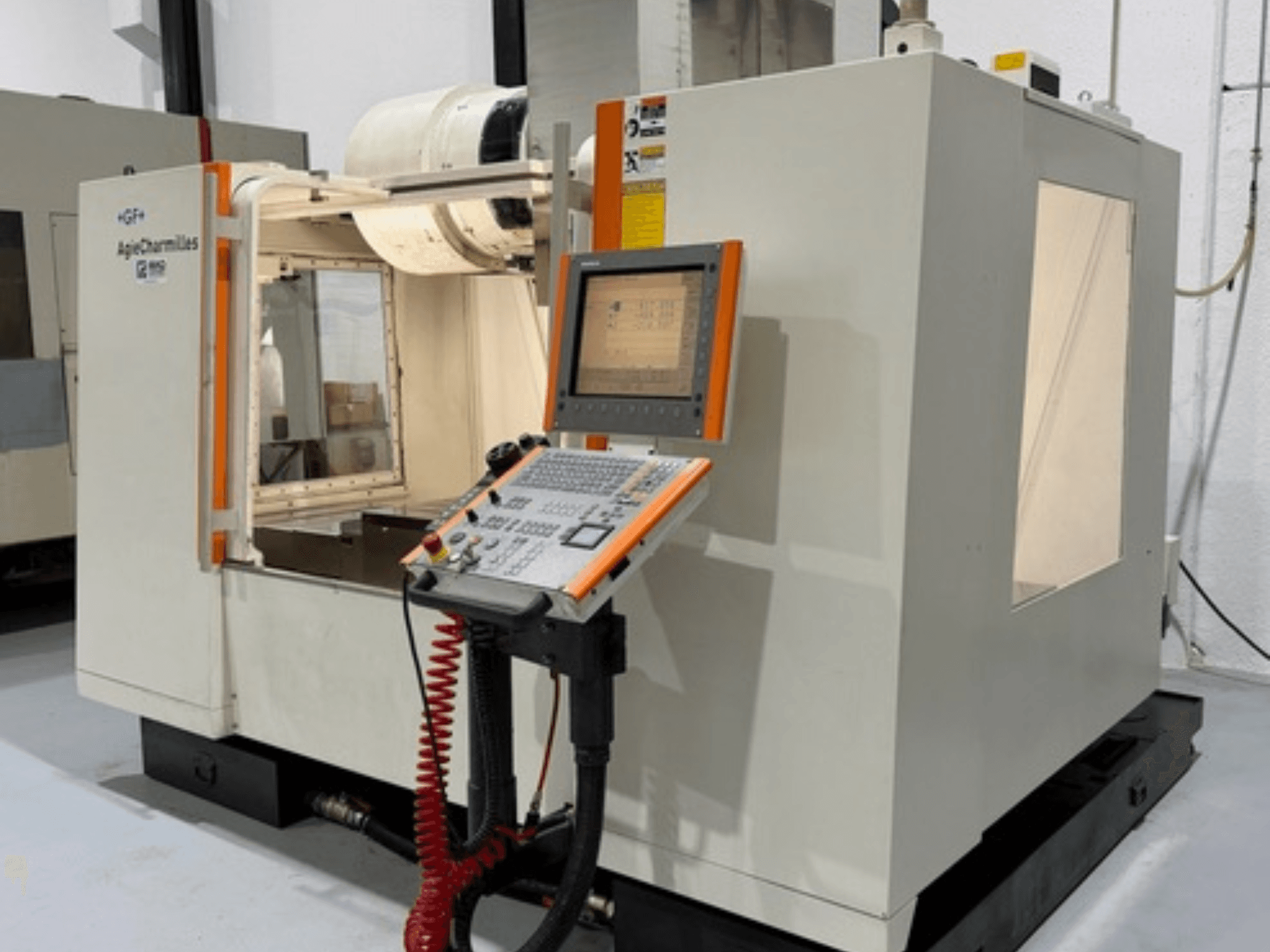 GF AgieCharmilles MIKRON glodalica u bočnom pogledu, s upravljačkom pločom s gumbima i zaslonom.