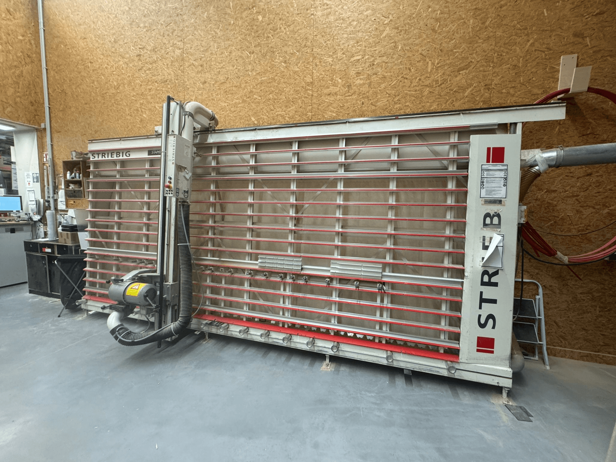 STRIEBIG konturna pila s velikom vertikalnom oštricom, bočni pogled koji prikazuje usisavanje prašine i upravljačku ploču. Idealna za obradu drveta.