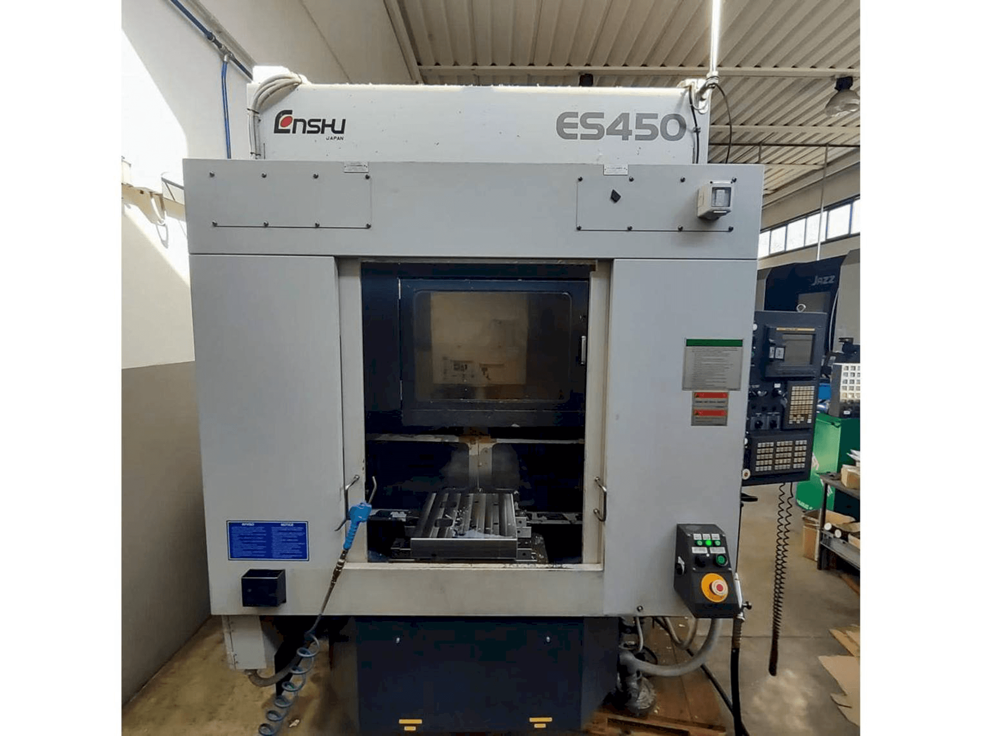 Prikaz stroja Enshu ES450 sprijeda