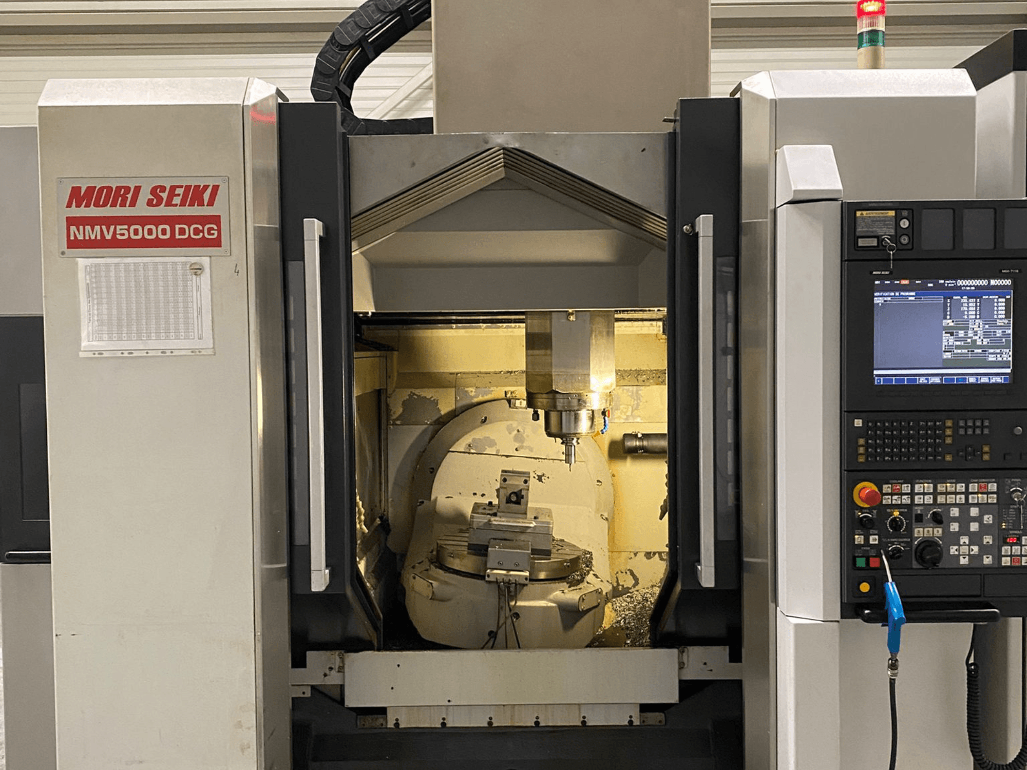 Univerzalni obradni centar MORI SEIKI NMV 5000DCG, prednji pogled s upravljačkom pločom i unutarnjim područjem obrade.