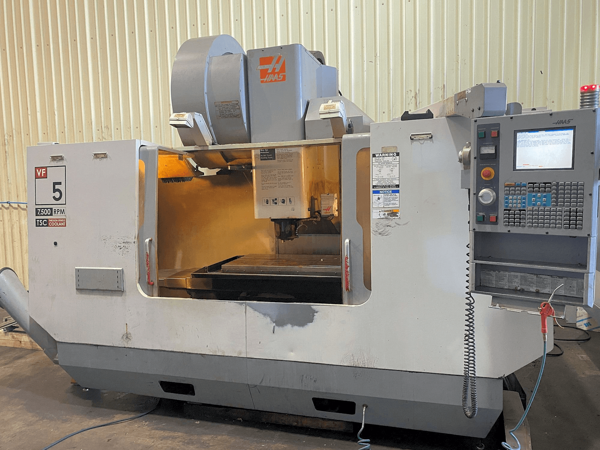 Prikaz stroja HAAS VF-5/50HE sprijeda