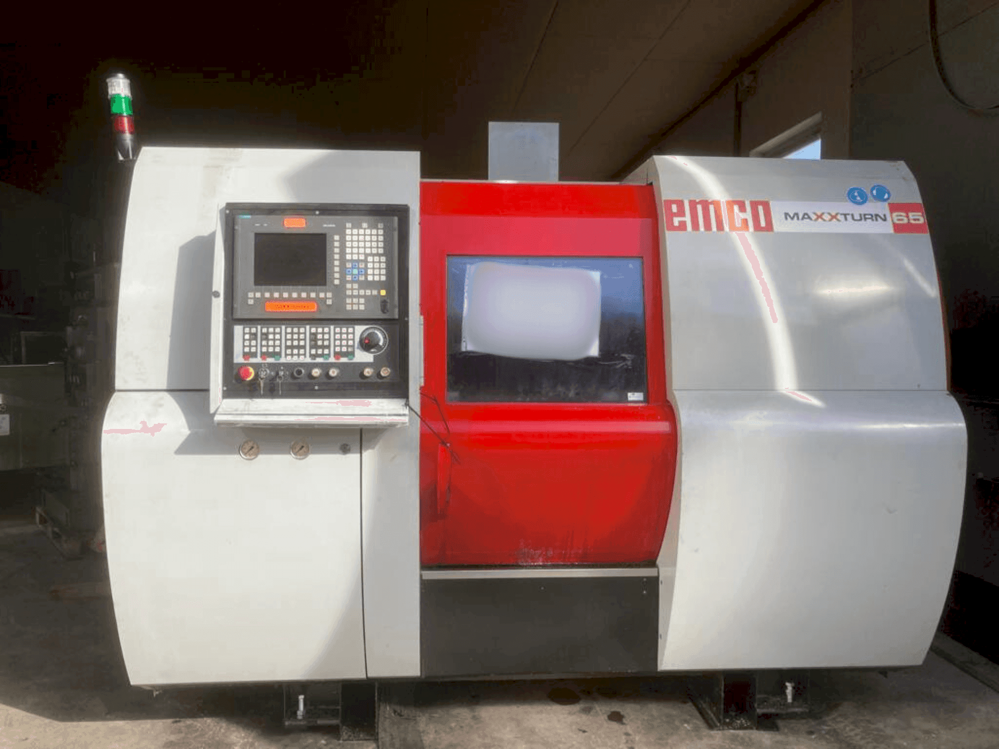 Prikaz stroja EMCO Maxxturn 65 sprijeda
