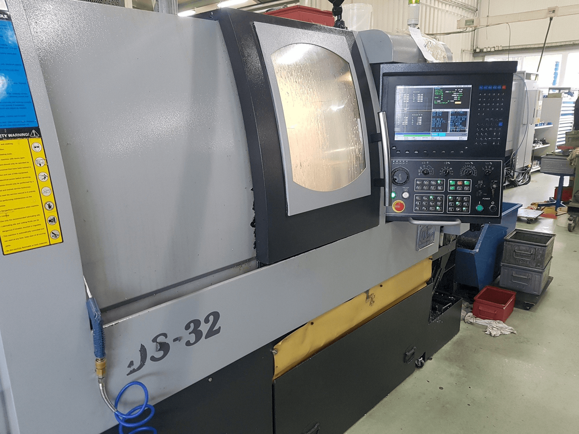 Prikaz stroja Chiah-Chyun CDS-32 sprijeda