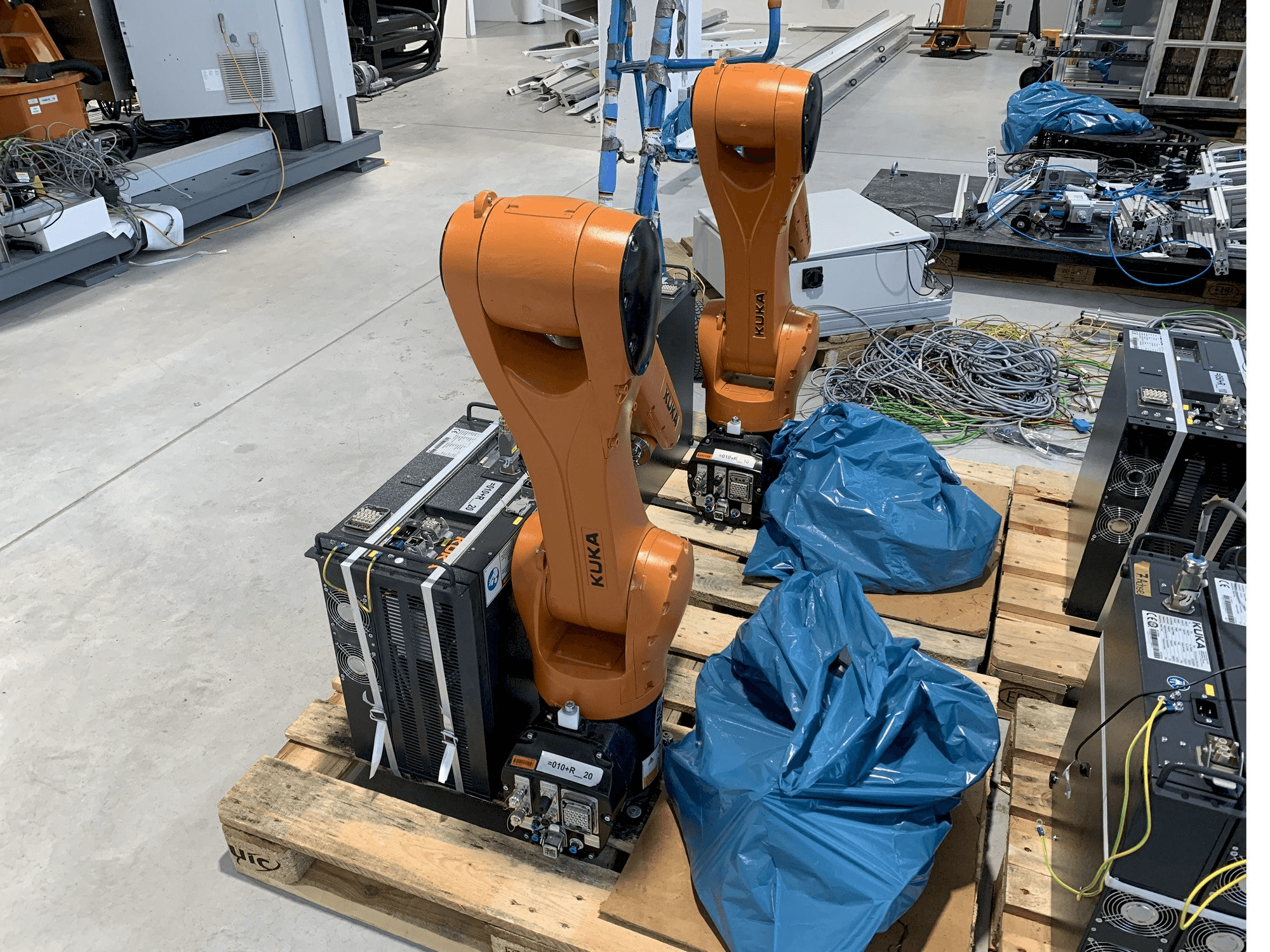 Prikaz stroja KUKA KR10 R1100 with KR C4 COMPACT Controller sprijeda