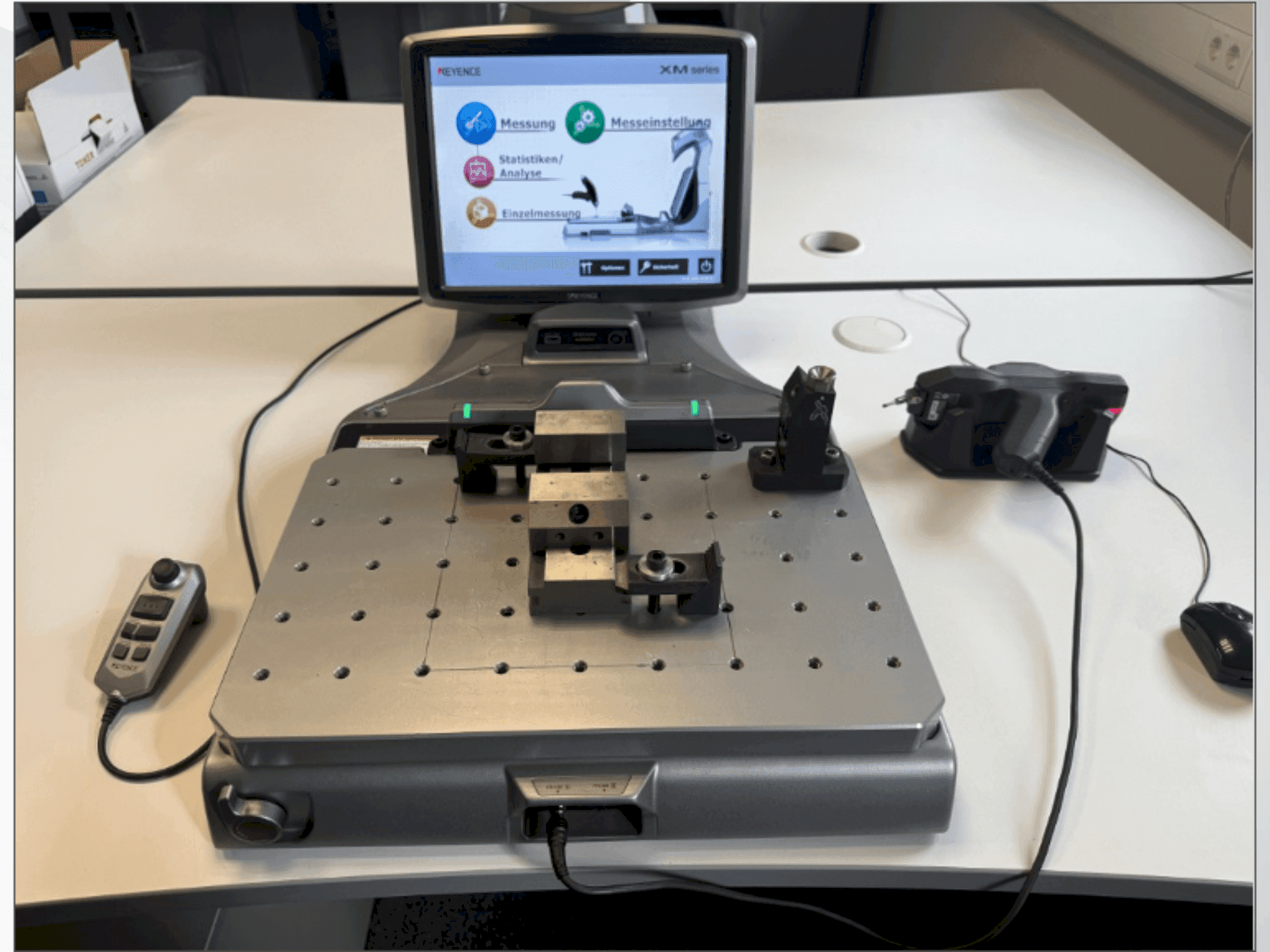 Prikaz stroja KEYENCE XM-1200 sprijeda