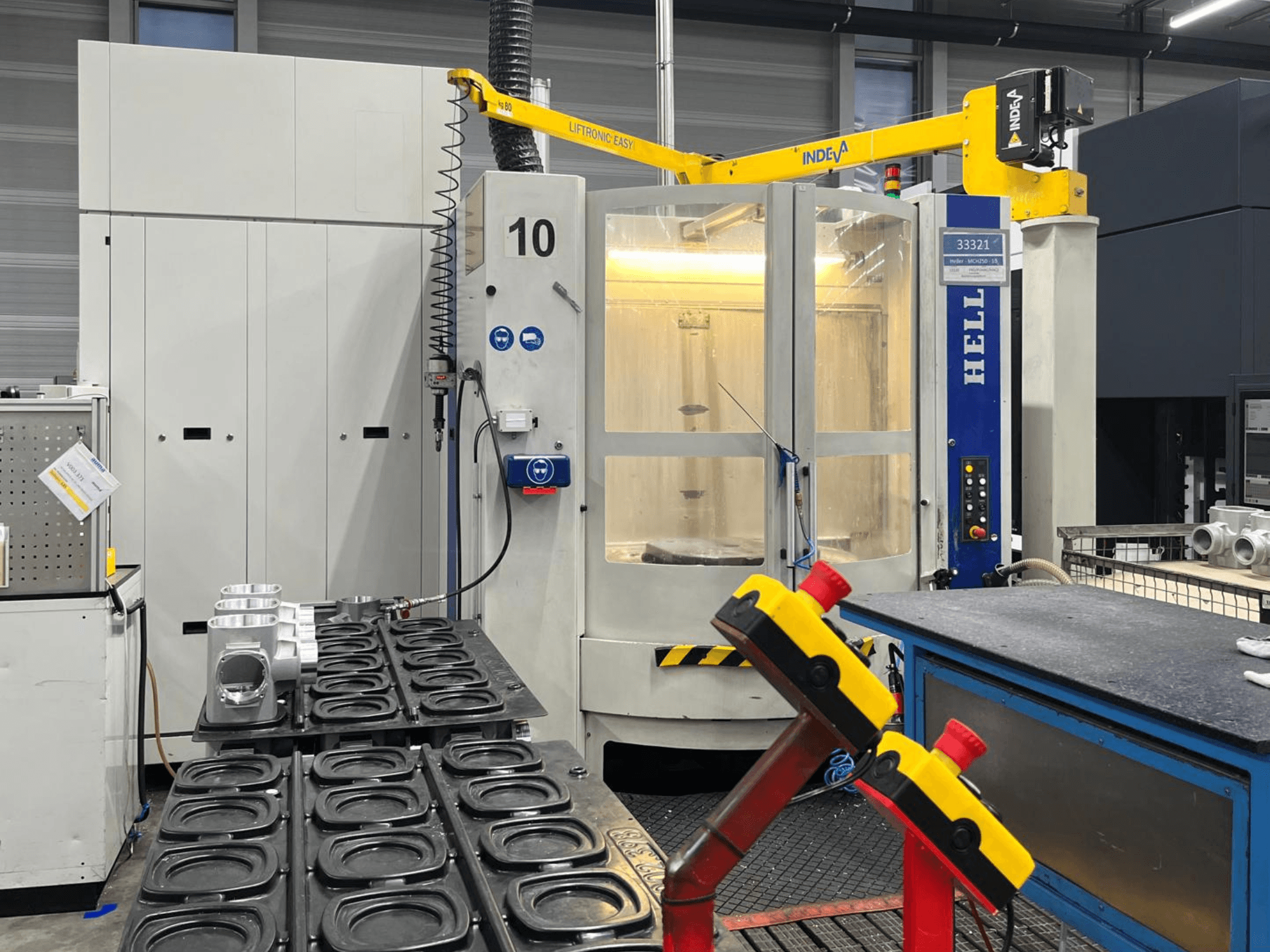 Horizontalni obradni centar HELLER MCH 250 u prednjem pogledu, s aluminijskim dijelovima i upravljačkim tipkama vidljivima sa strane.