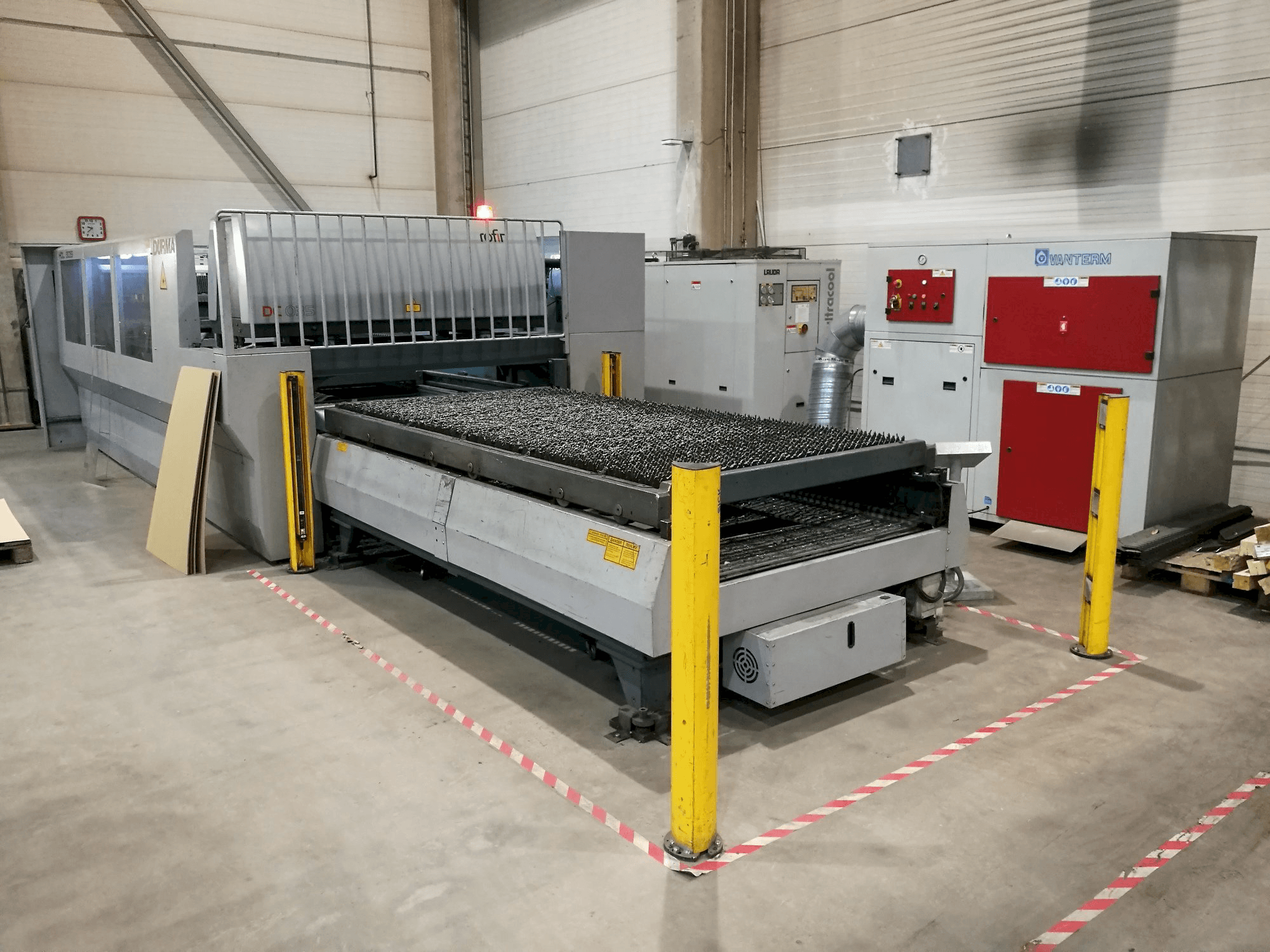 Prikaz lijeve strane stroja Durma HDL 3015