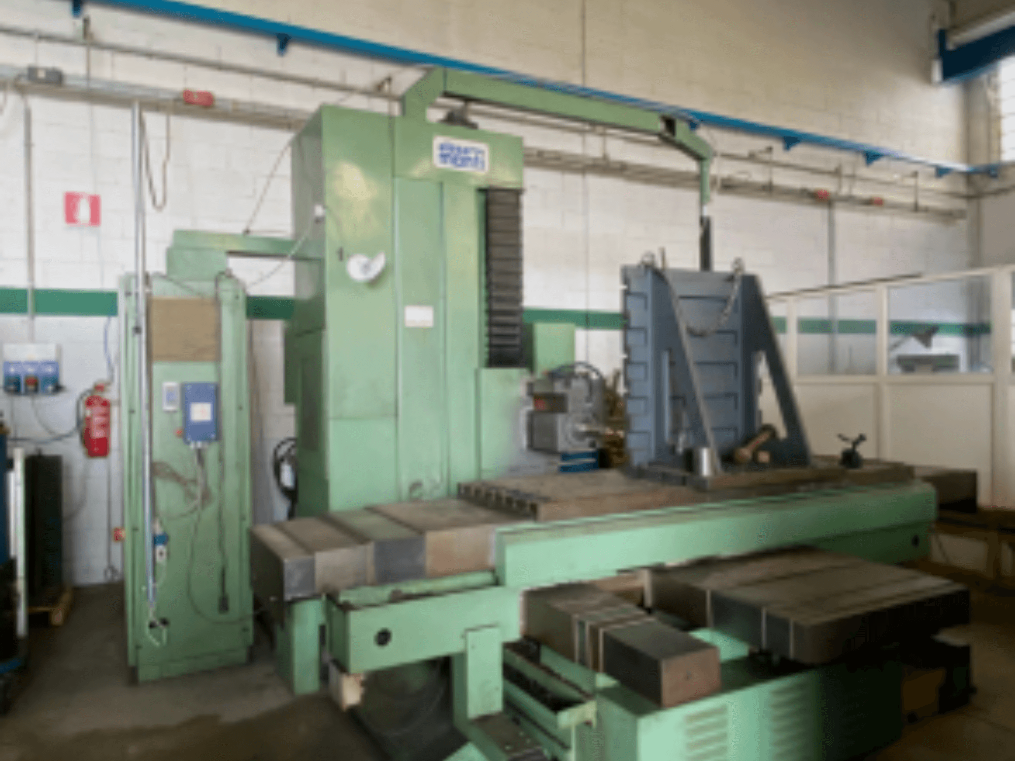 Horizontalni obradni centar Alesa Monti MAF45 u radionici, bočni pogled s upravljačkom pločom i velikim radnim stolom.