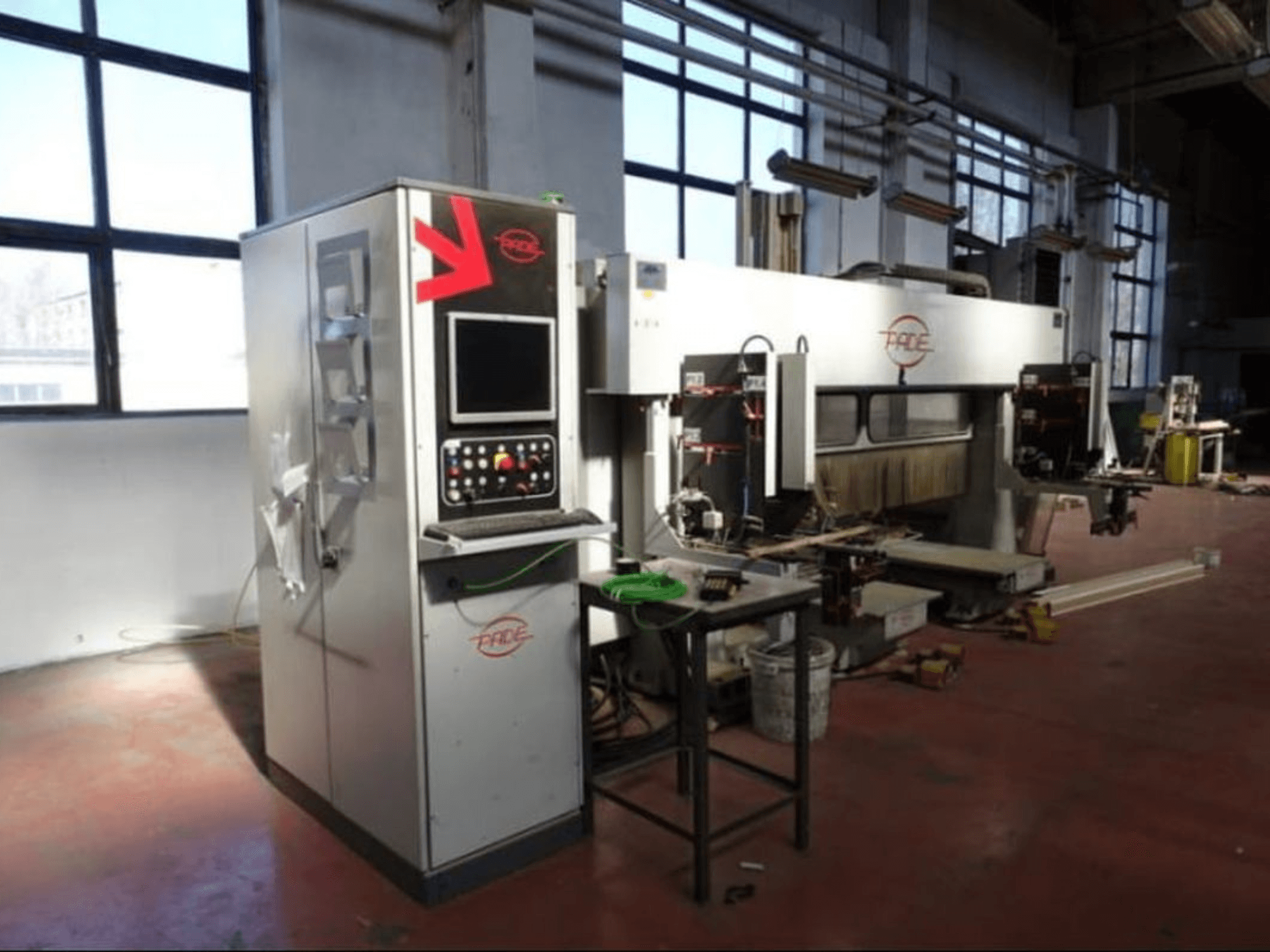 CNC centar za obradu drva PADE VELUX, prednji pogled s upravljačkom pločom, vidljivim alatima i drvenim dijelovima u dobro osvijetljenoj radionici.