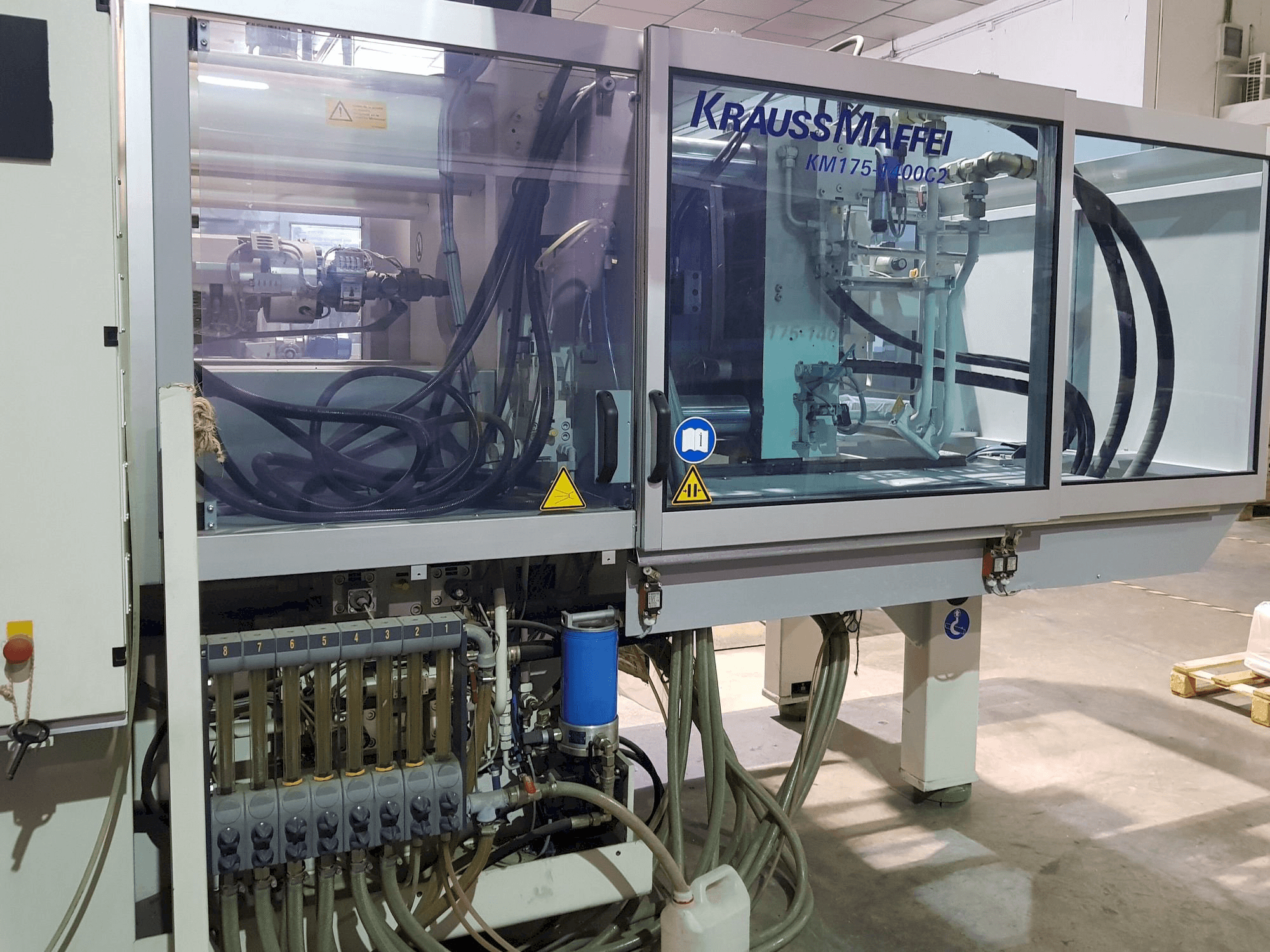 Prikaz stroja Krauss Maffei 175-1400 C2 sprijeda