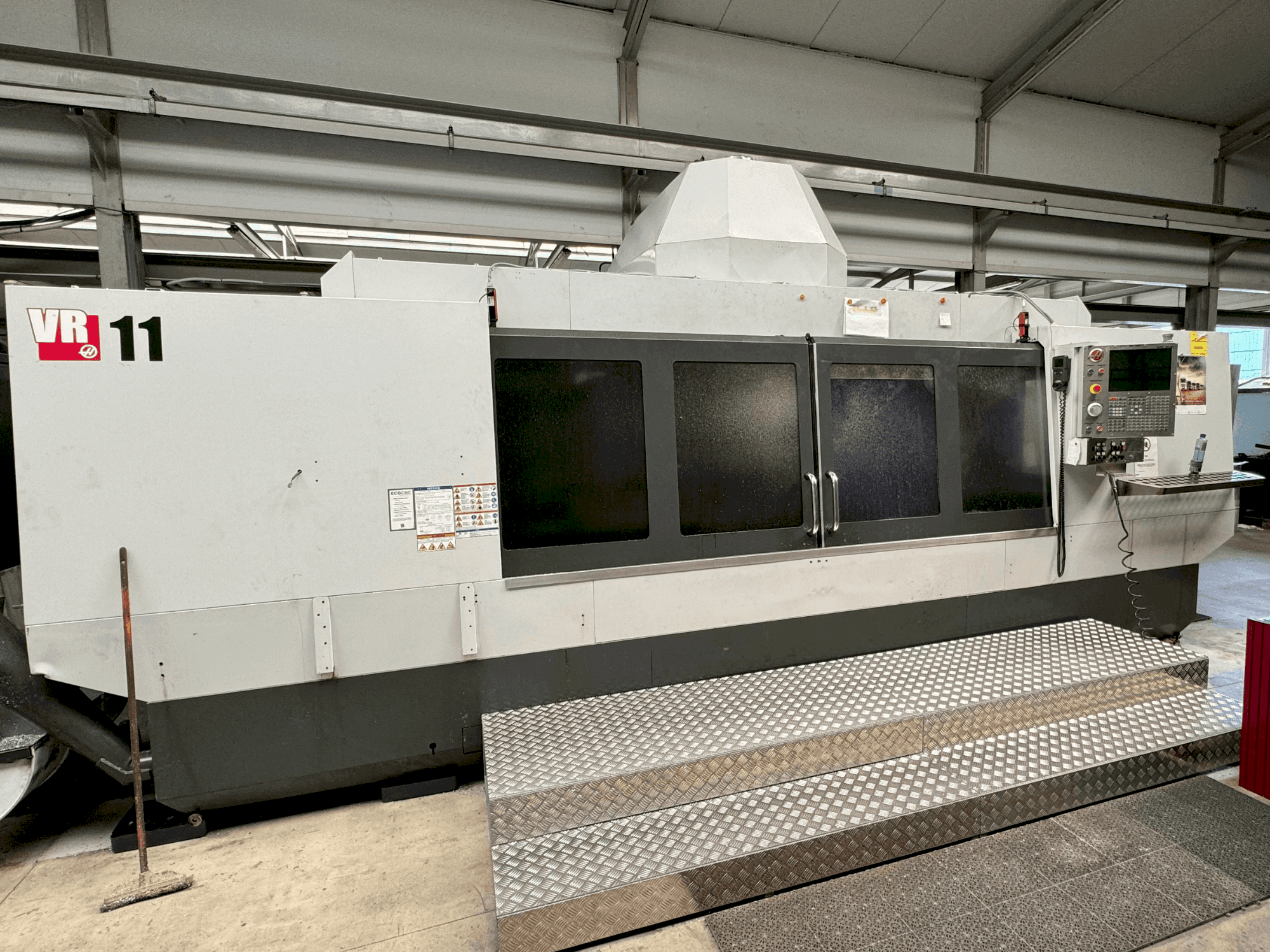 Prikaz stroja HAAS VR-11 sprijeda