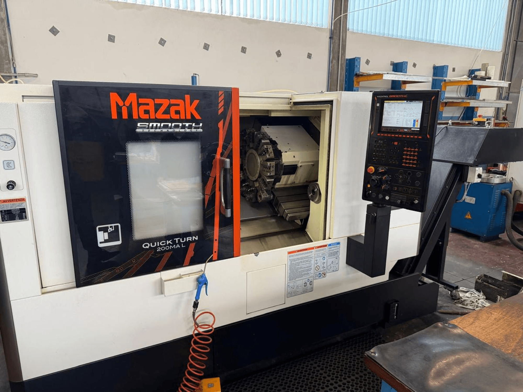 Mazak QUICK TURN 200MA L horizontalni tokarski stroj, prednji pogled s upravljačkom pločom i komorom za obradu.