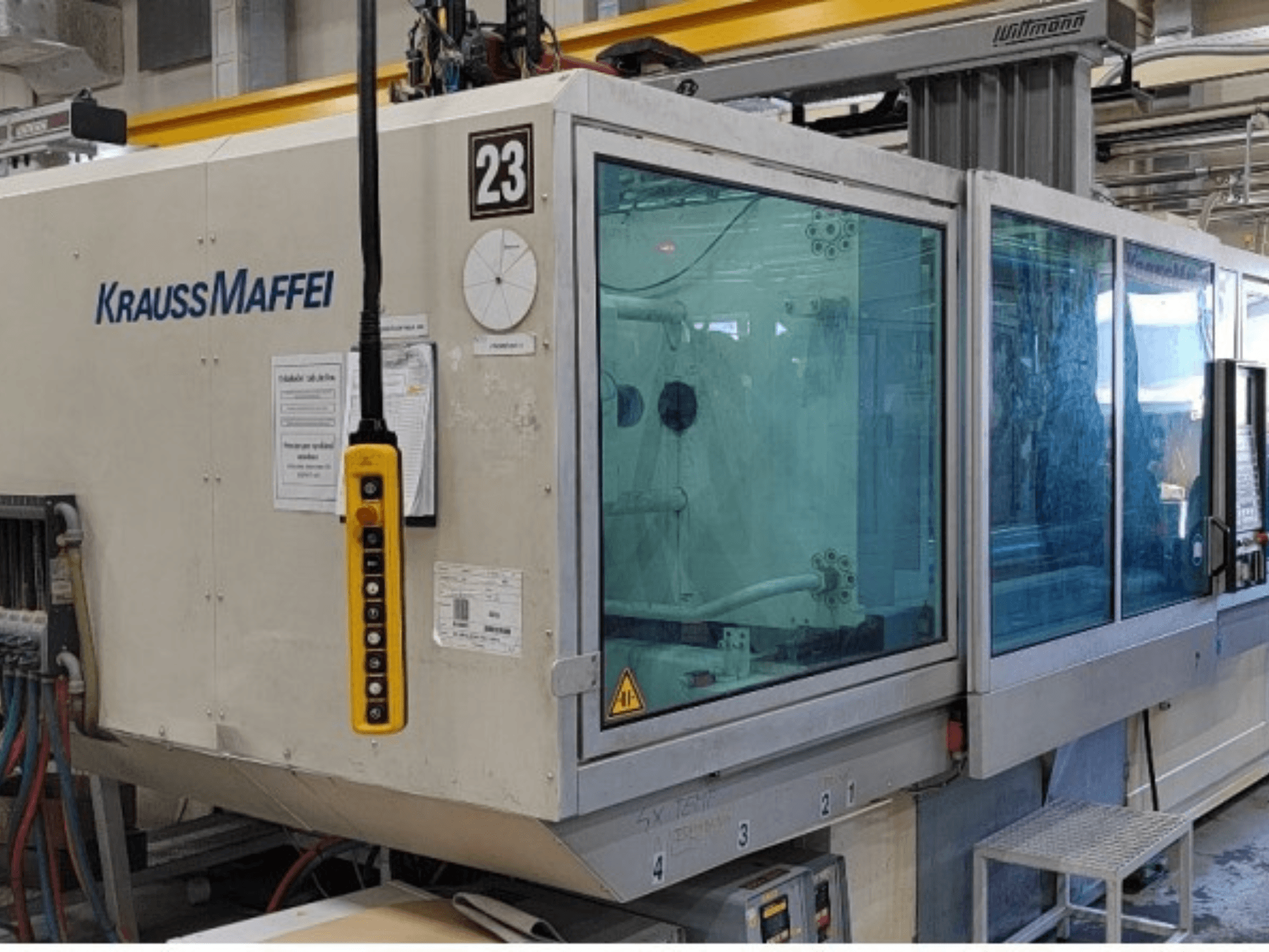 Krauss Maffei KM 350-1900 C2 hidraulički stroj za brizganje plastike, prednji pogled s upravljačkom pločom i prozirnim sigurnosnim kućištem.