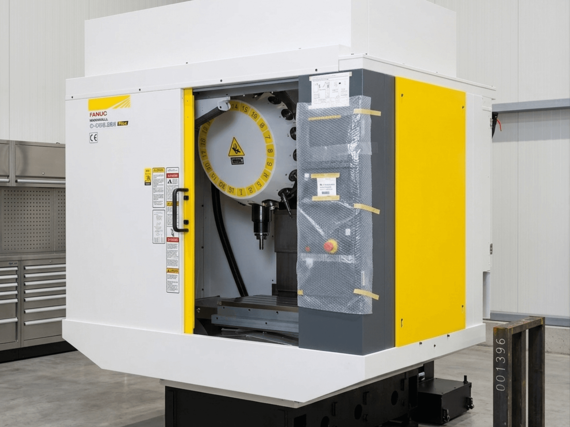 Vertikalni obradni centar FANUC Robodrill D21MIB 5ADV Plus, prednji pogled s upravljačkom pločom i područjem vretena.