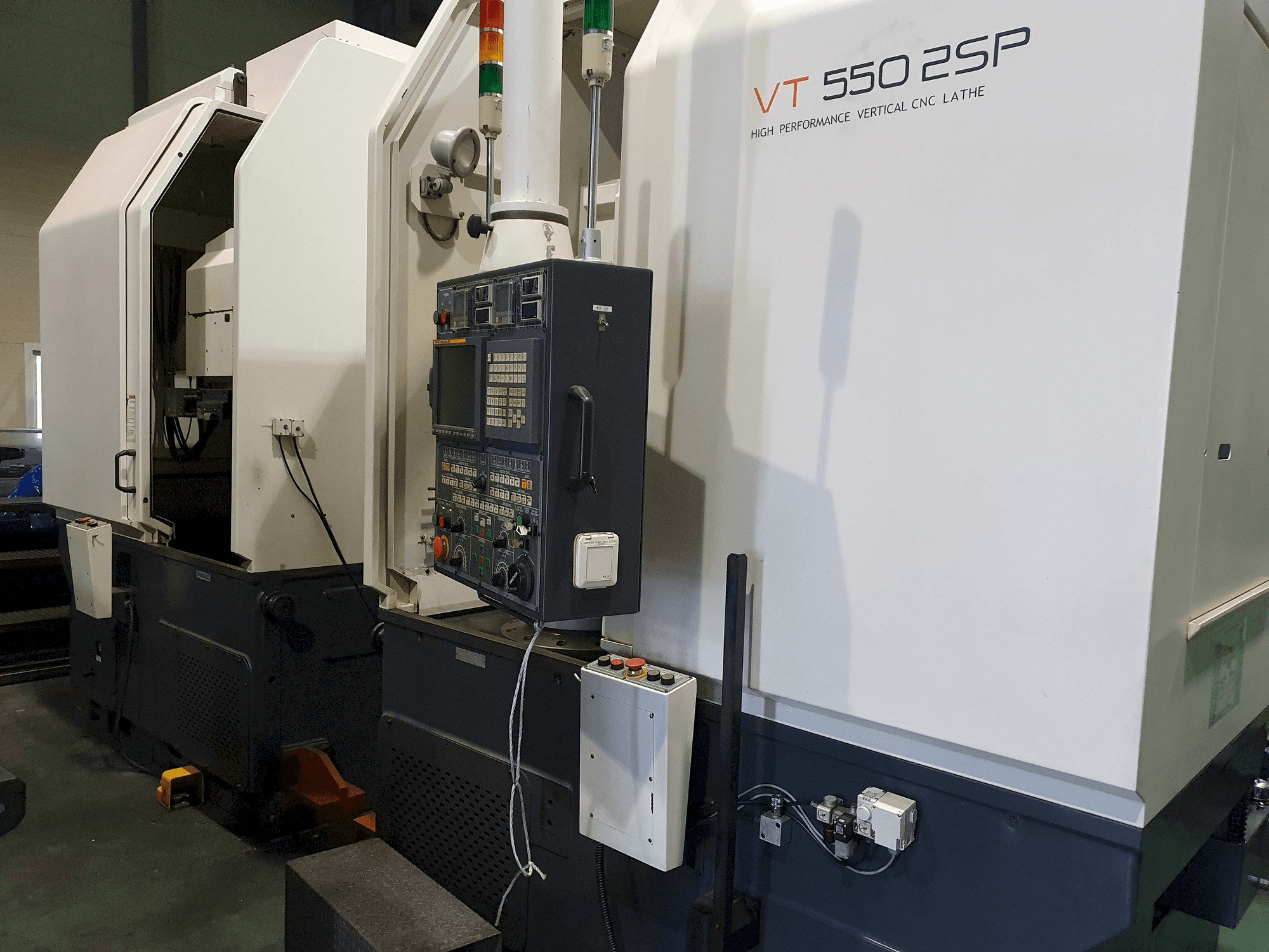 Prikaz stroja HWACHEON VT-500 2SP sprijeda
