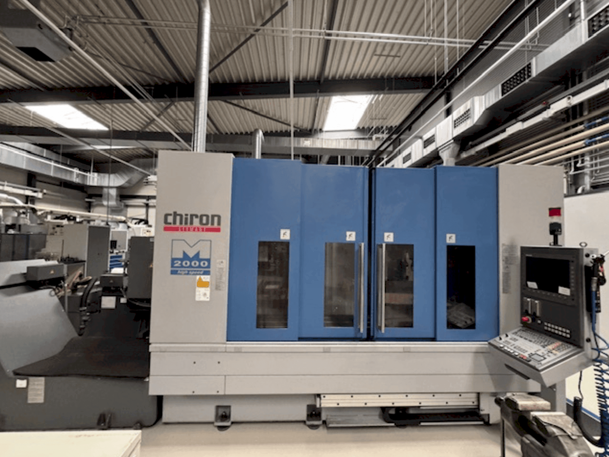Prikaz stroja CHIRON Mill 2000 sprijeda