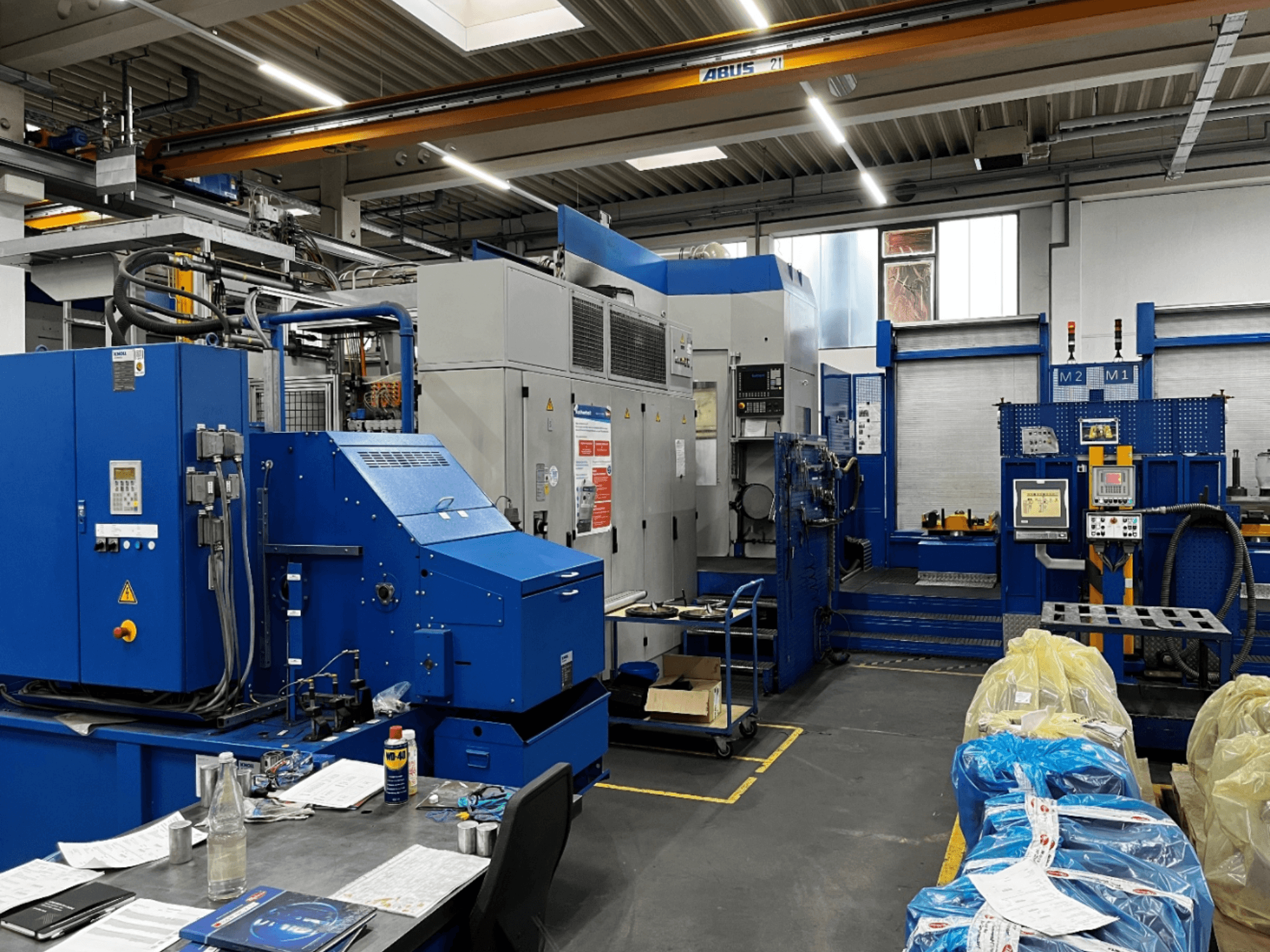 Horizontalni obradni centar BW MCX750 M1, prednji pogled s upravljačkom pločom i radnim prostorom s alatima i materijalima.