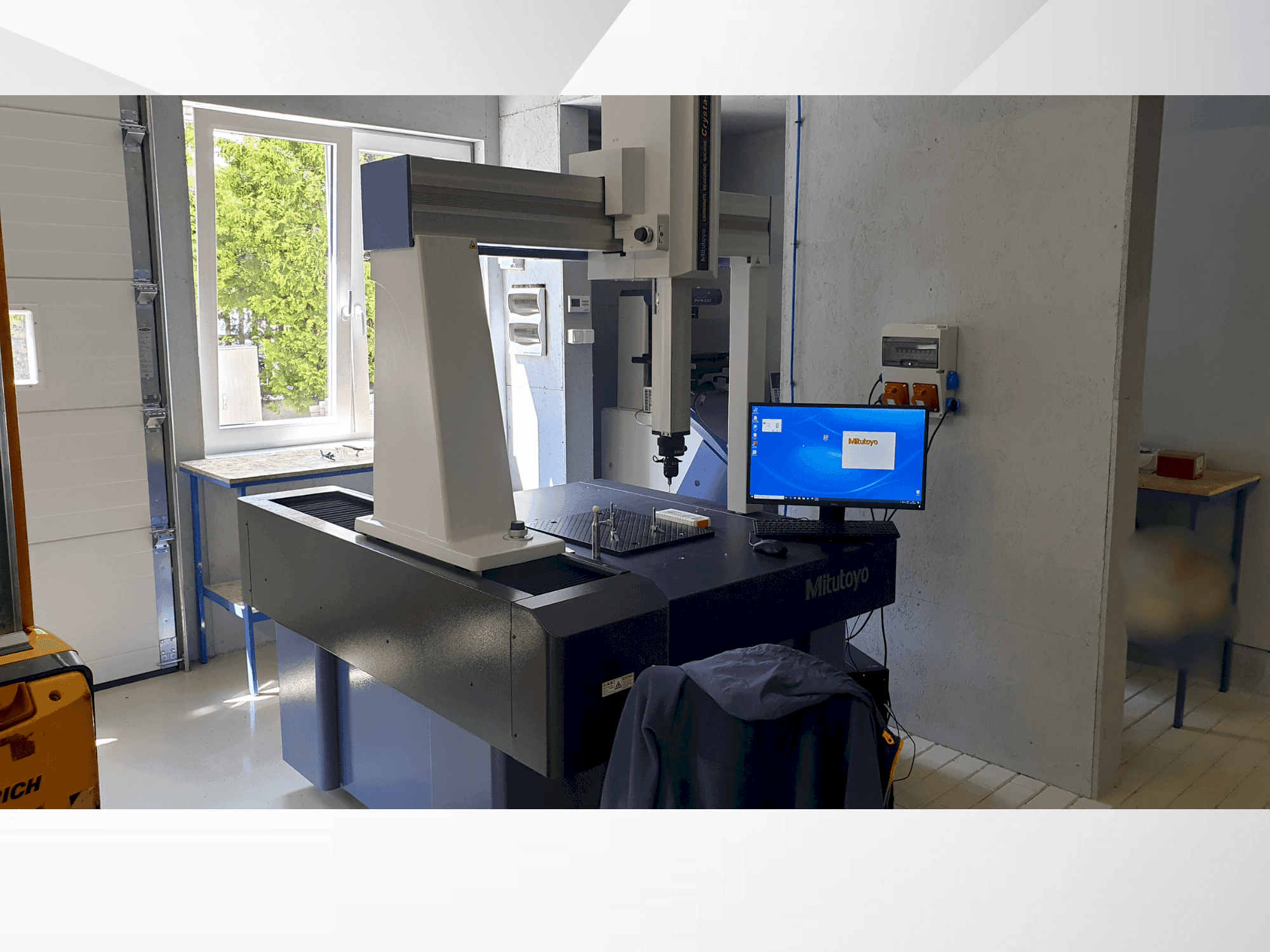 Prikaz stroja Mitutoyo MITUTOYO Crysta Plus M 776 sprijeda