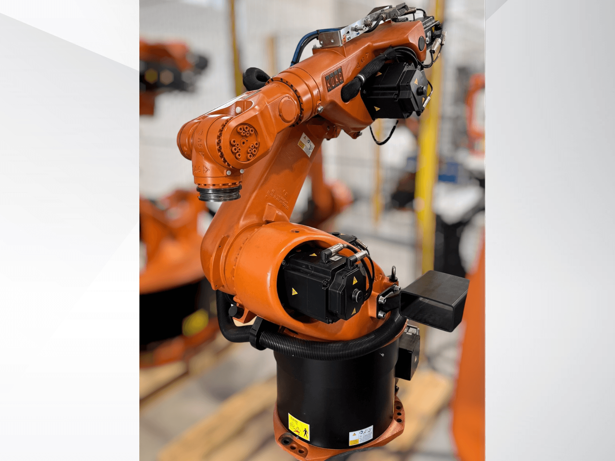 Robotska ruka KUKA KR 60-3 u narančastoj boji; bočni pogled koji prikazuje bazu, zglobove i upravljačke module za zadatke automatizacije.