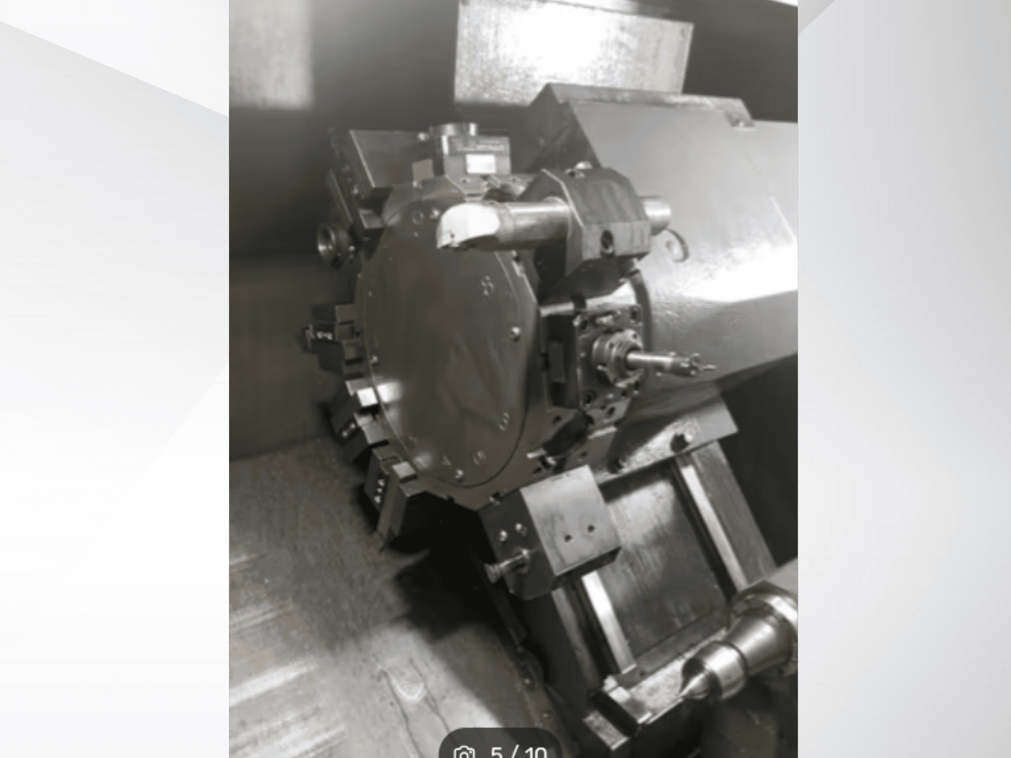 Krupni plan preciznog strojnog dijela, s prikazom zupčanika i metalnih komponenti, gledano iz kutne perspektive. Nije vidljiva marka.