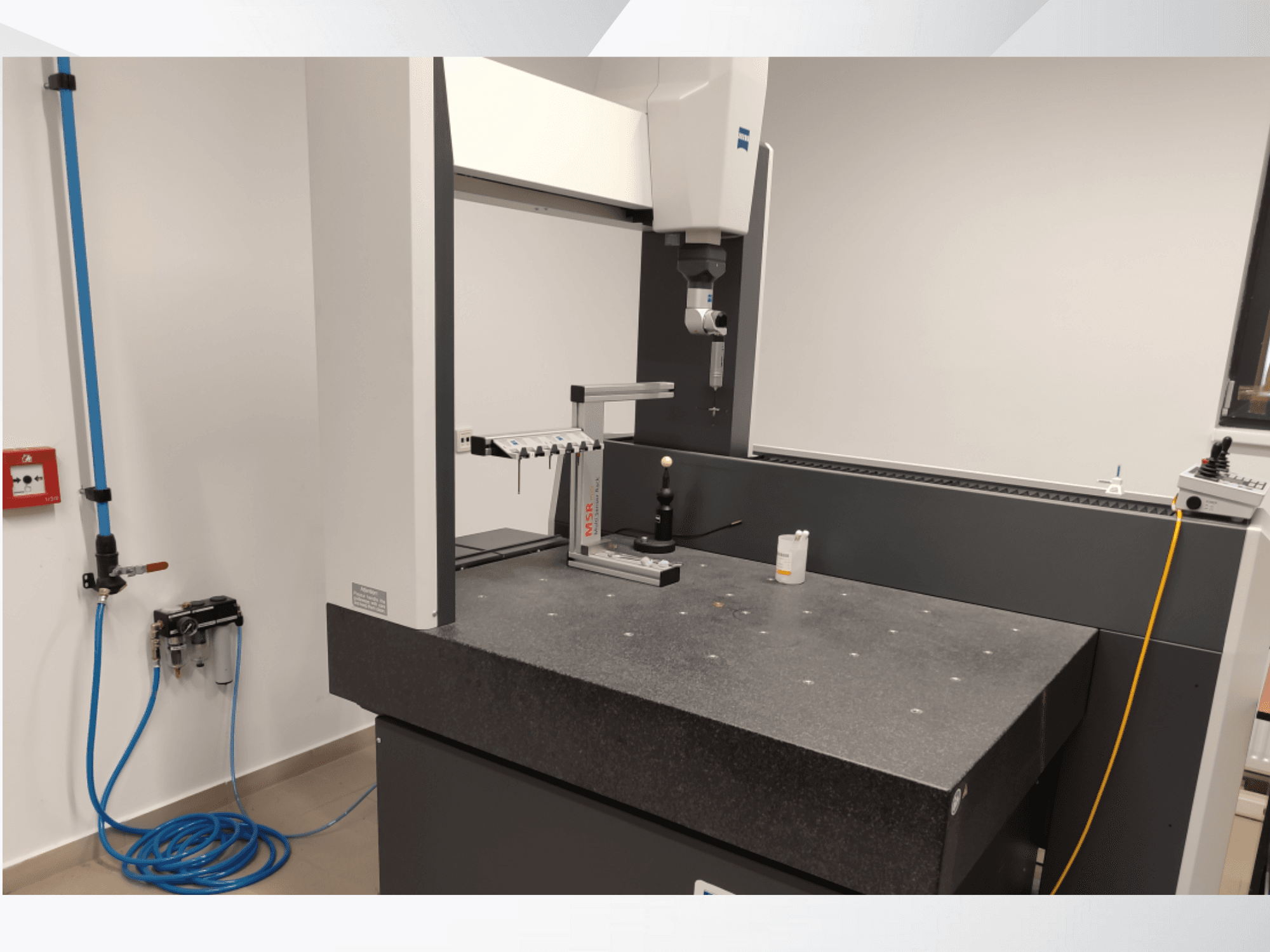 Uređaj za mjerenje MSR-a u laboratoriju, prednji pogled koji prikazuje granitni stol, kalibracijsku kuglu i priključene komunalne usluge.