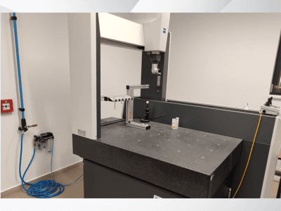 Uređaj za mjerenje MSR-a u laboratoriju, prednji pogled koji prikazuje granitni stol, kalibracijsku kuglu i priključene komunalne usluge.