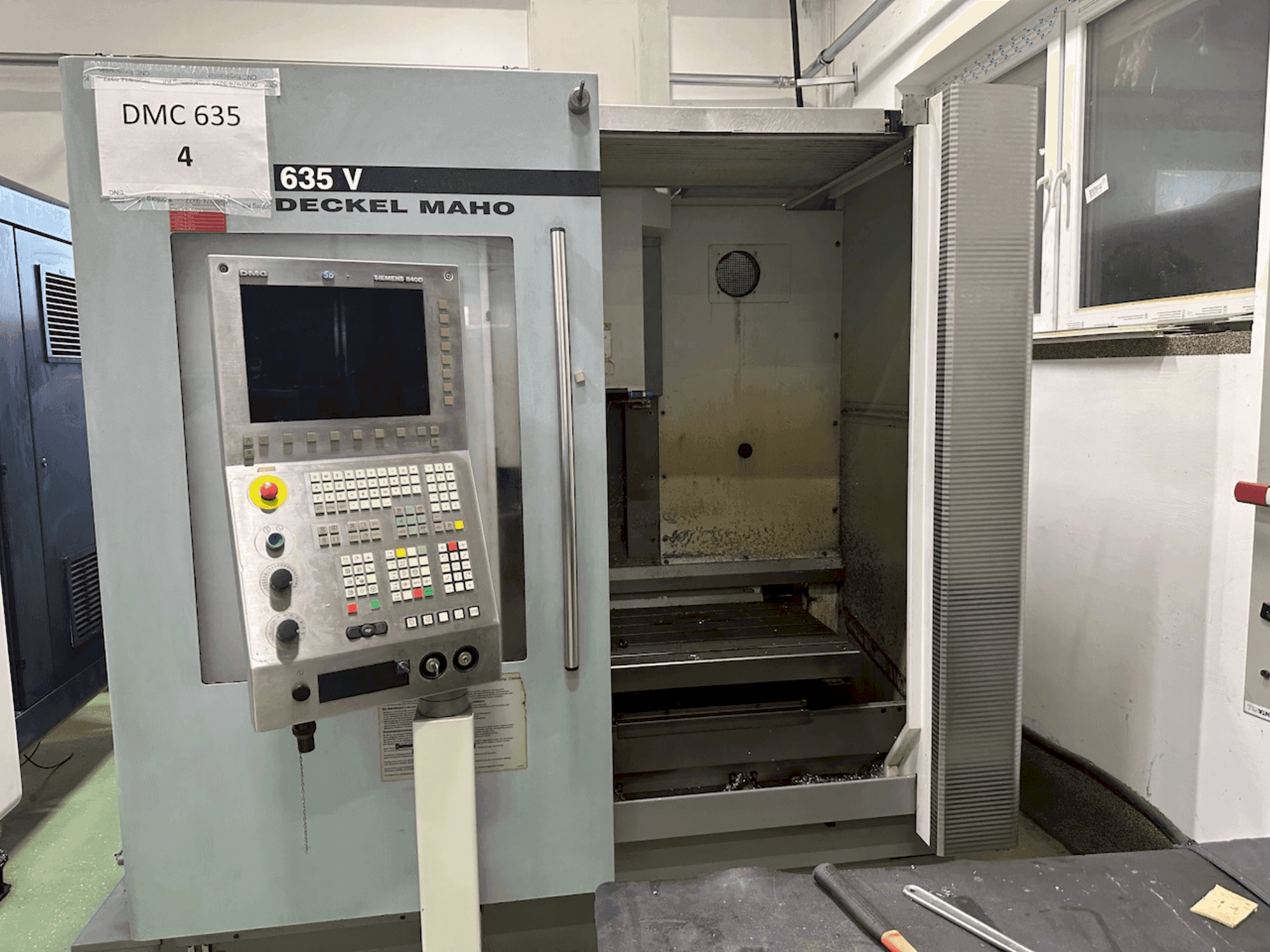 Prikaz stroja DECKEL MAHO DMC 635 V sprijeda