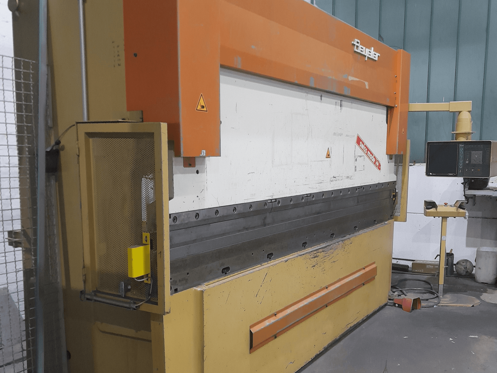 BEYELER RT125x3600 presa za savijanje u bočnom pogledu, s upravljačkom pločom i sigurnosnim štitnikom, idealna za zadatke savijanja metala.