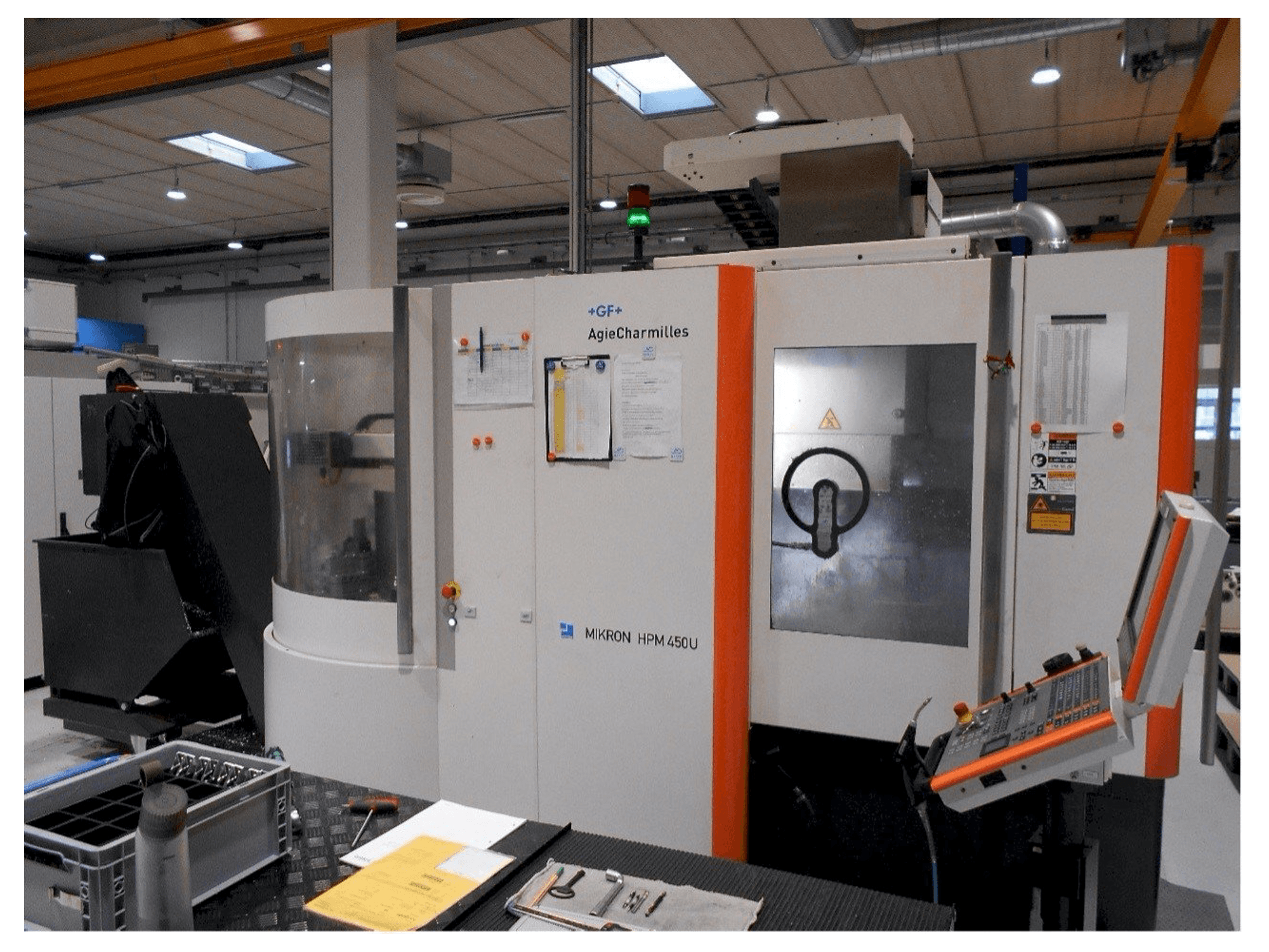 Prikaz stroja AgieCharmilles Mikron HPM 450U sprijeda