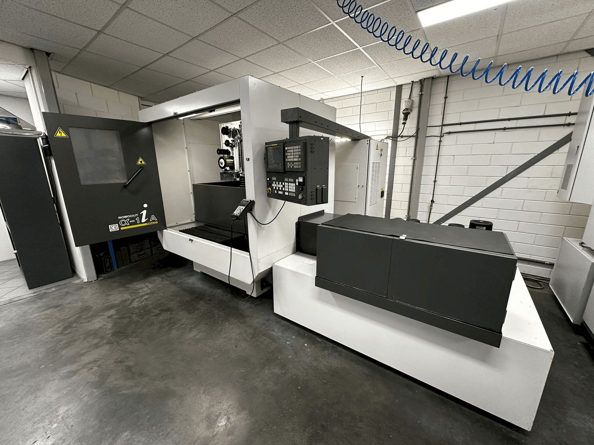 Prikaz stroja FANUC Robocut α-1iA sprijeda