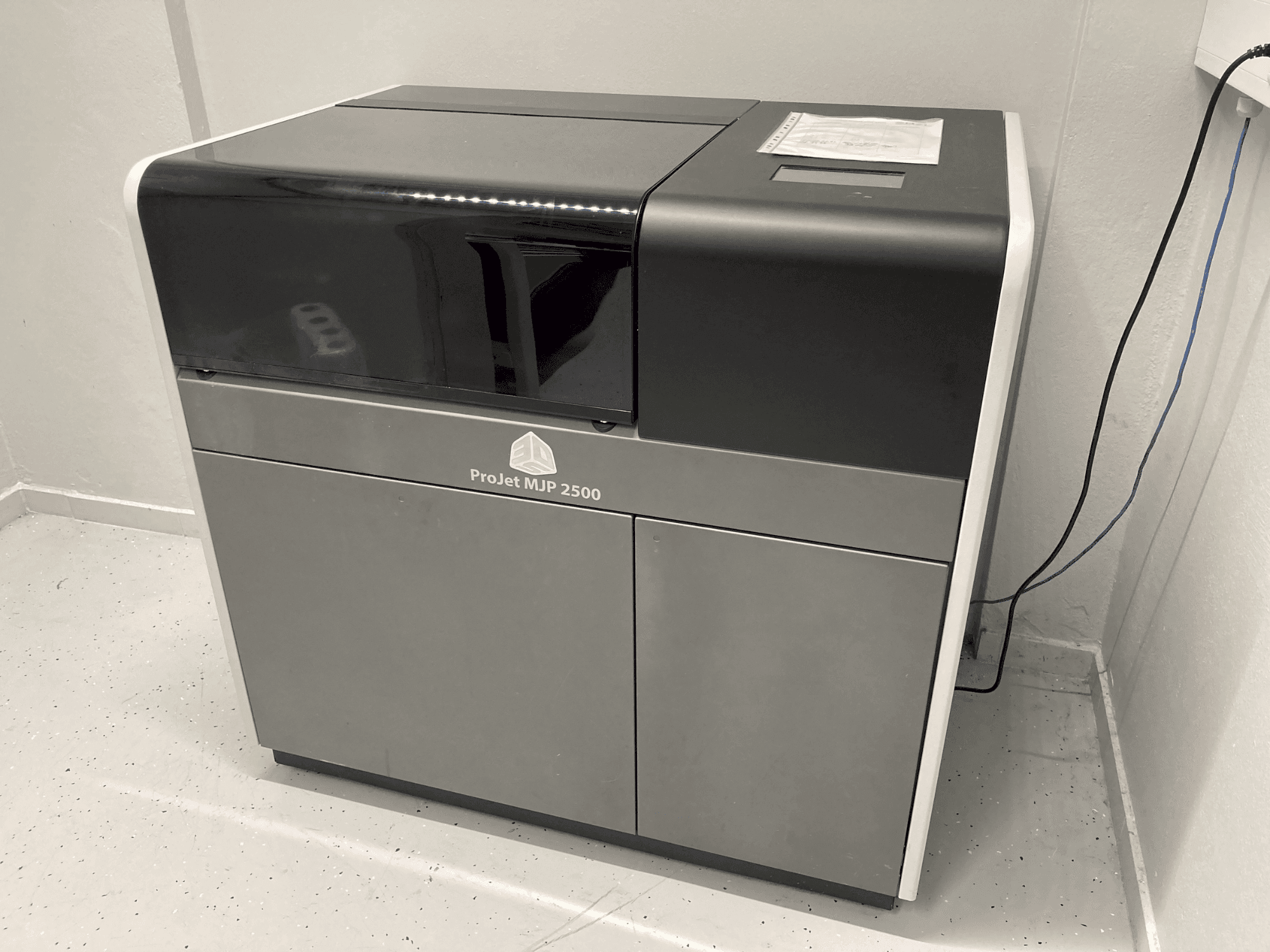 Prikaz stroja 3DSYSTEMS Projet 2500 Plus sprijeda