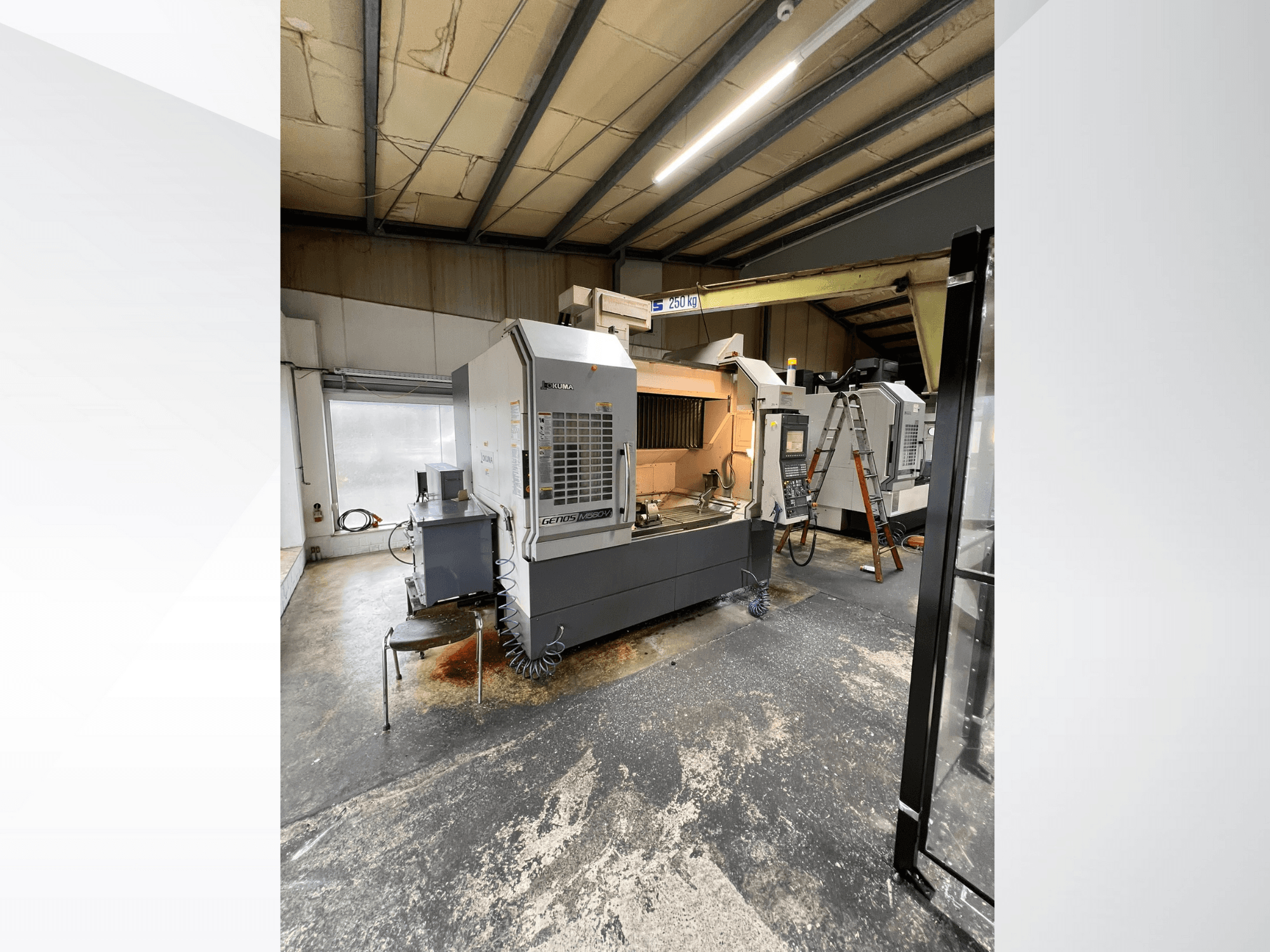 GRETOS 750 CNC stroj u radionici, prednji pogled, prikazuje upravljačku ploču i radni prostor s alatima, vidljive ljestve u pozadini.