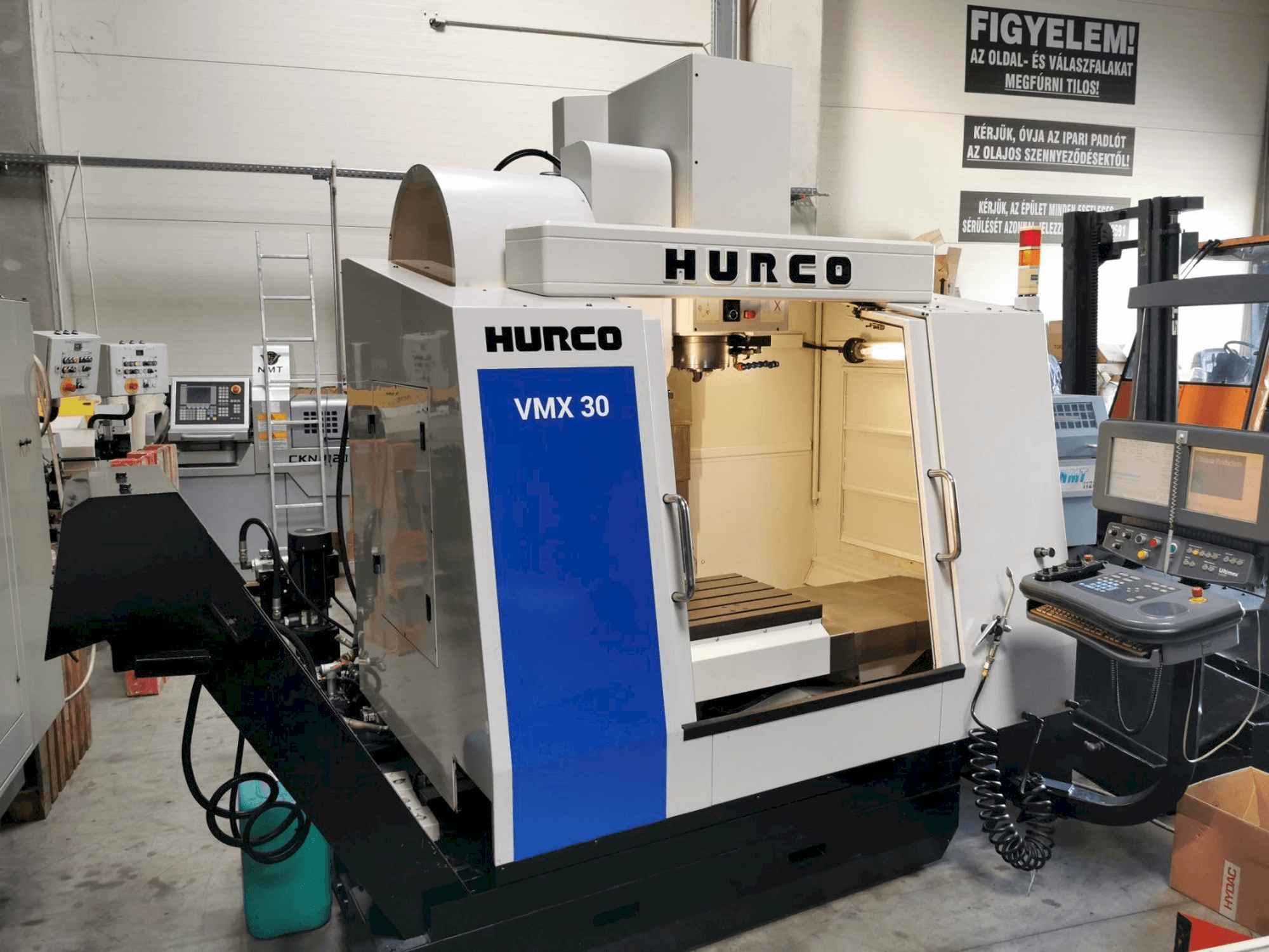 Prikaz stroja Hurco VMX30 sprijeda