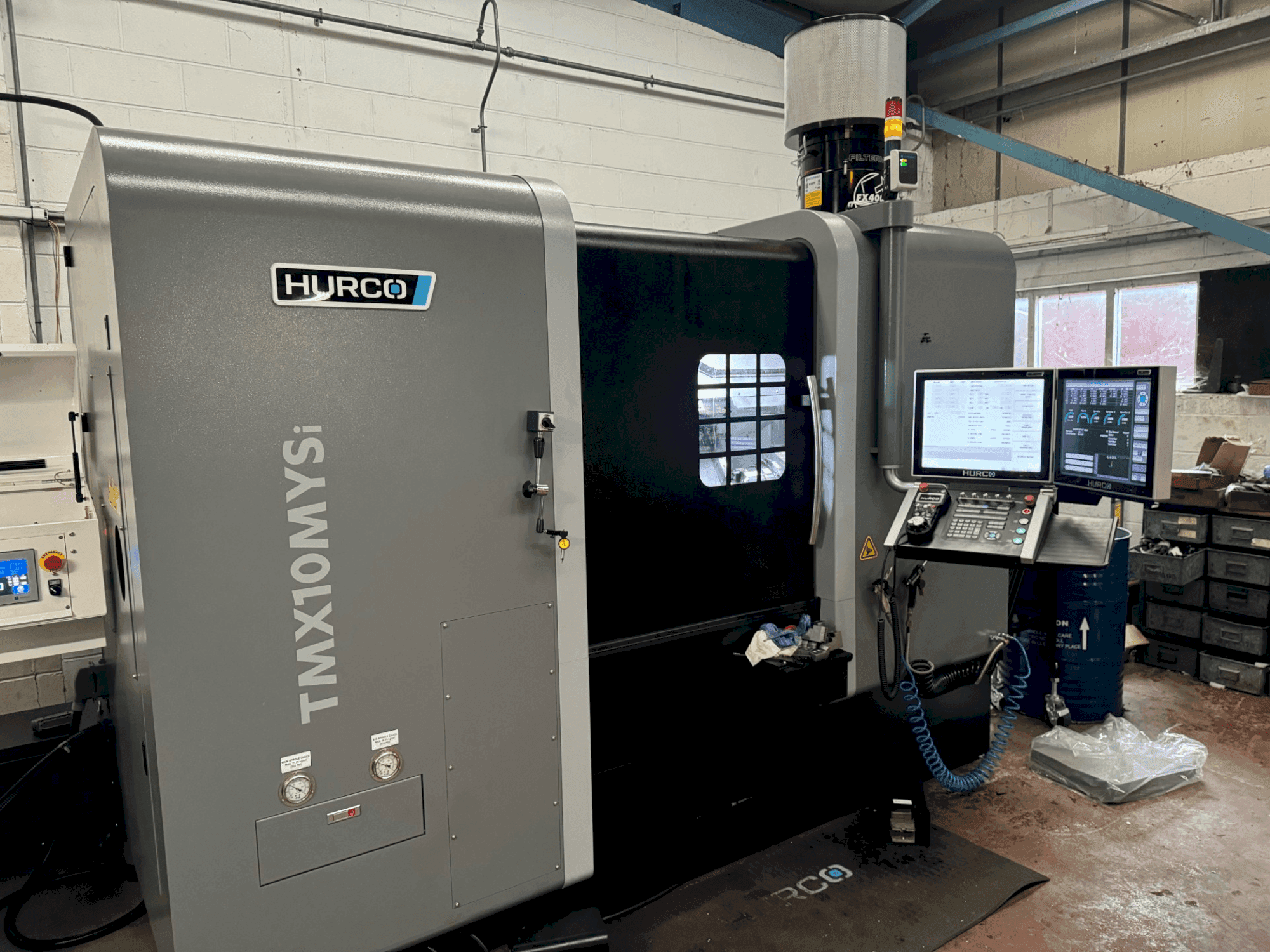 Prikaz stroja Hurco TMX10-MYSi sprijeda