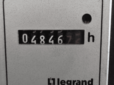 Legrand brojač sati koji prikazuje 048467.6, prednji pogled s crvenim indikatorom i crnim znamenkama na teksturiranoj svijetloj pozadini.