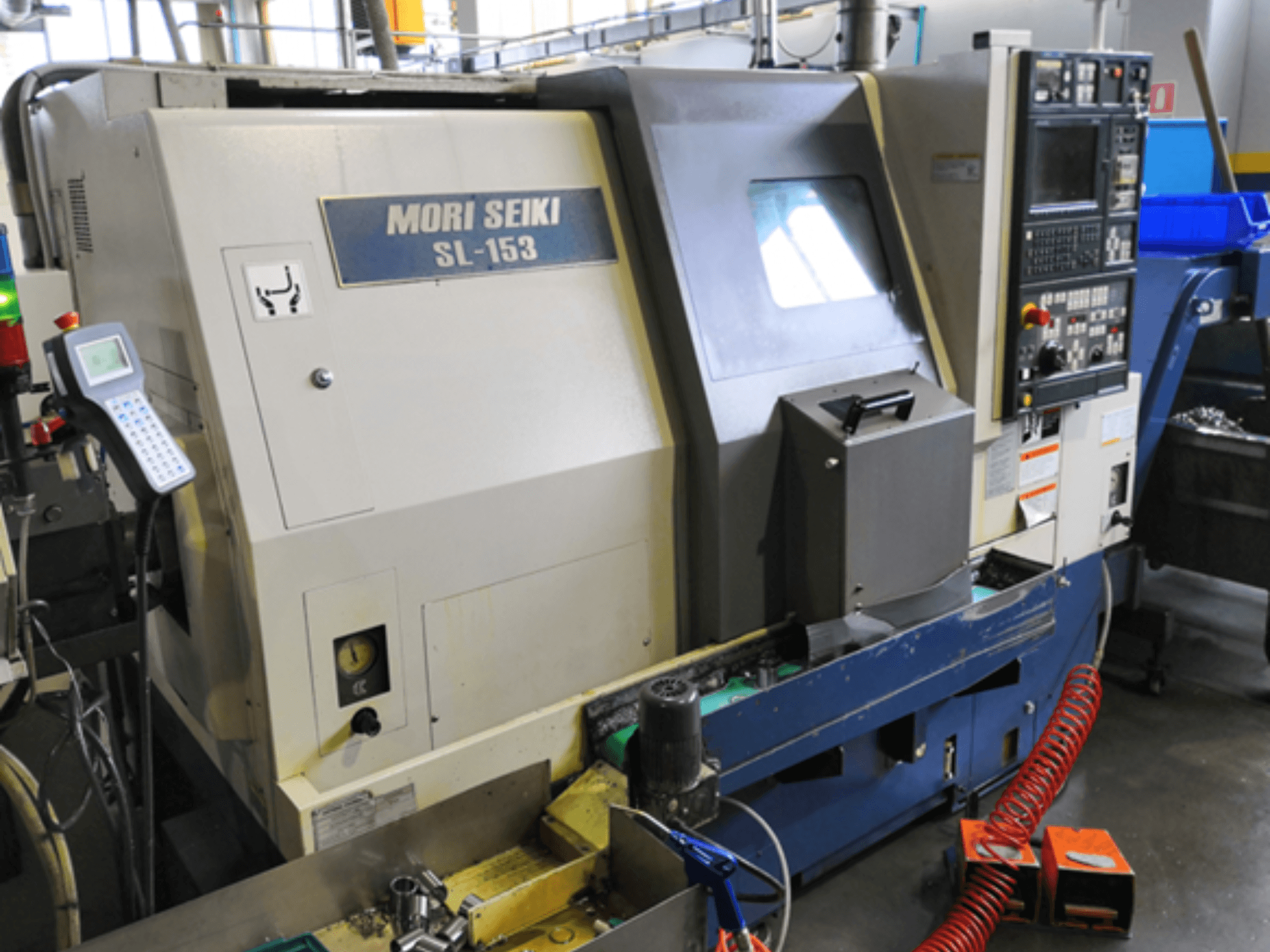 MORI SEIKI SL-153 SMC horizontalni tokarski stroj, prednji pogled, prikaz upravljačke ploče i radnih značajki.