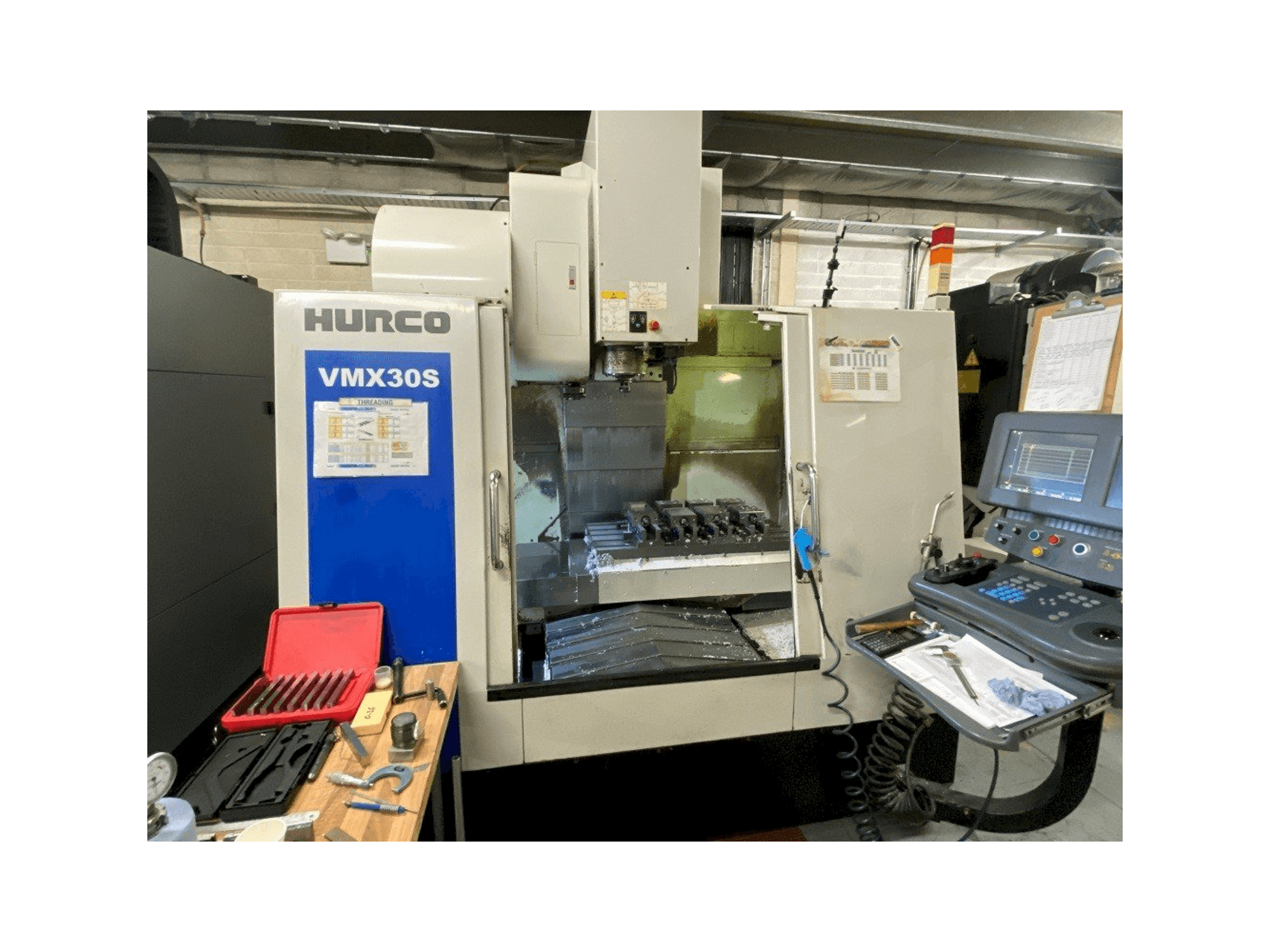 Prikaz stroja Hurco VMX30S sprijeda