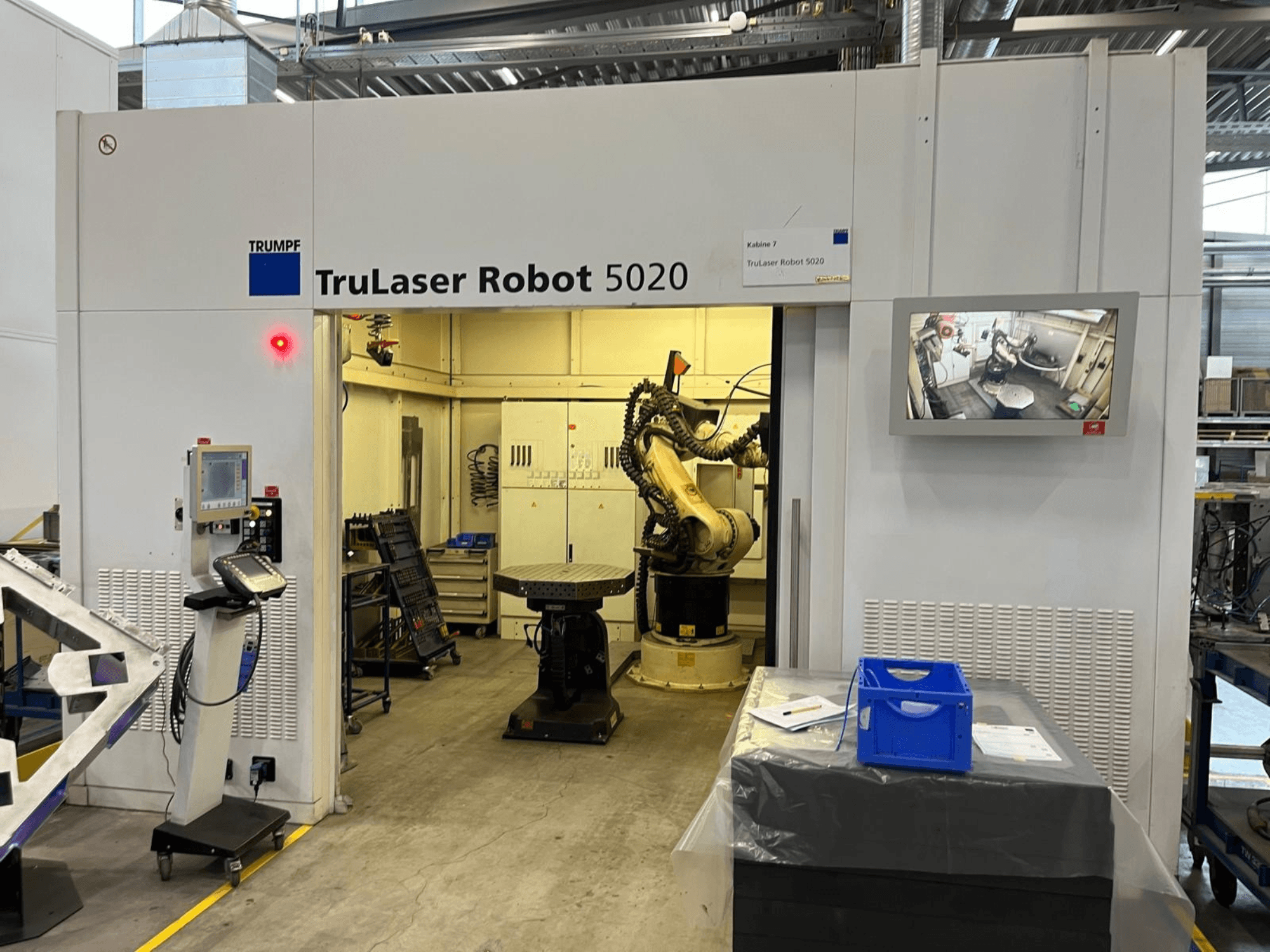 TRUMPF TruLaser Robot 5020 u industrijskom okruženju, s upravljačkim elementima, robotskom rukom i monitorom koji prikazuje operacije.