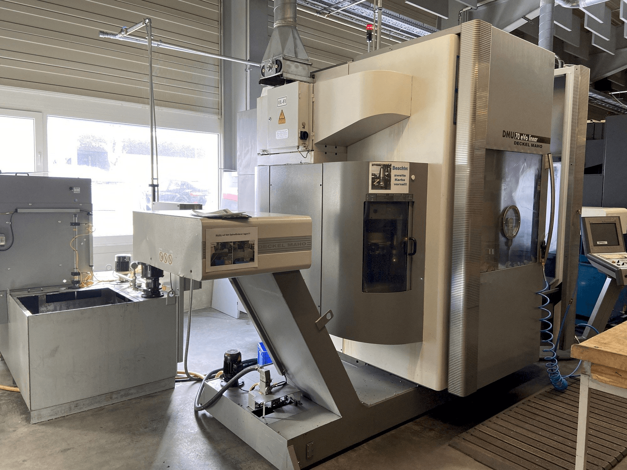 Prikaz stroja DECKEL MAHO DMU 70 eVo linear sprijeda