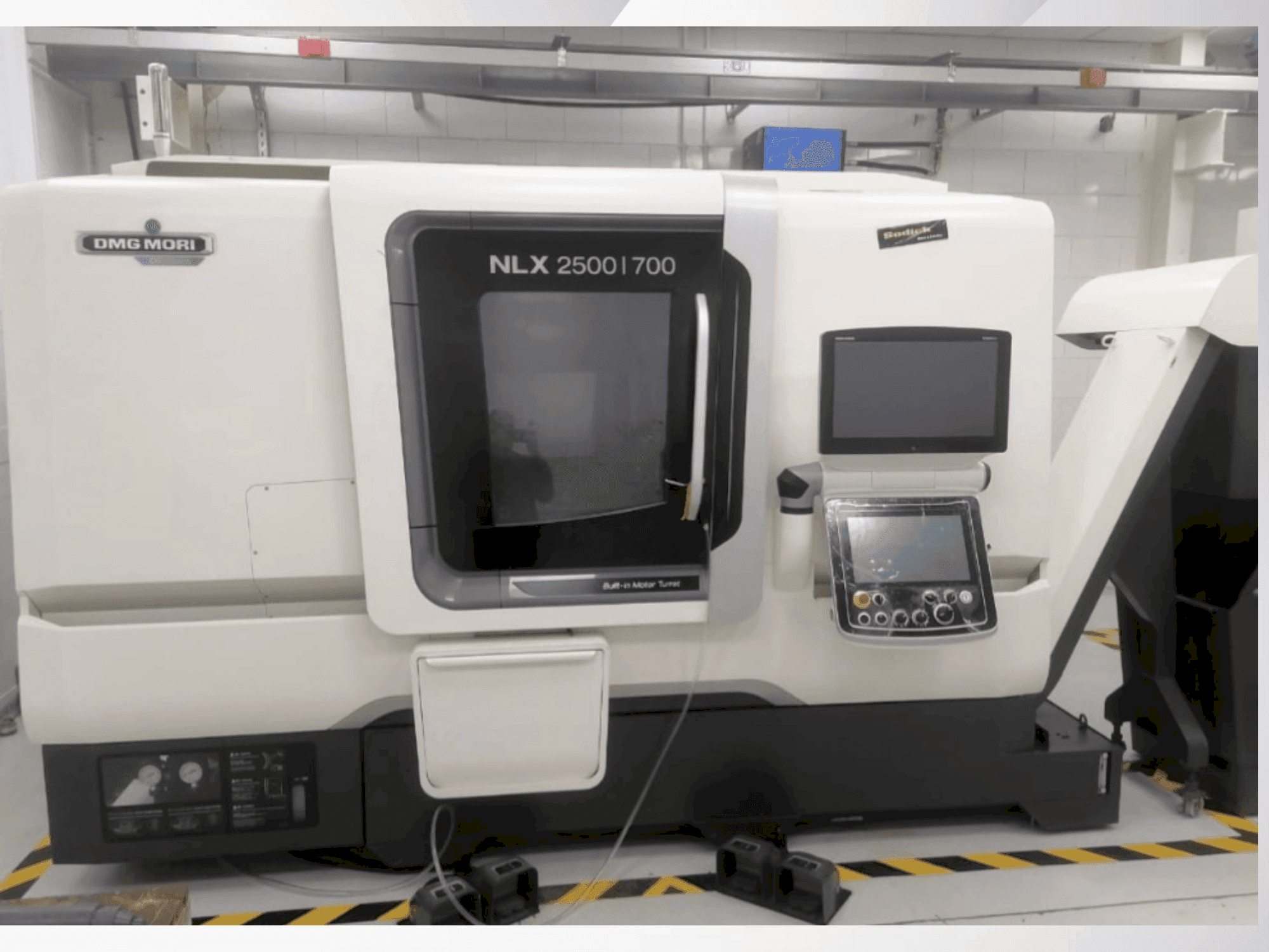 Prikaz stroja DMG MORI NLX 2500/700 sprijeda