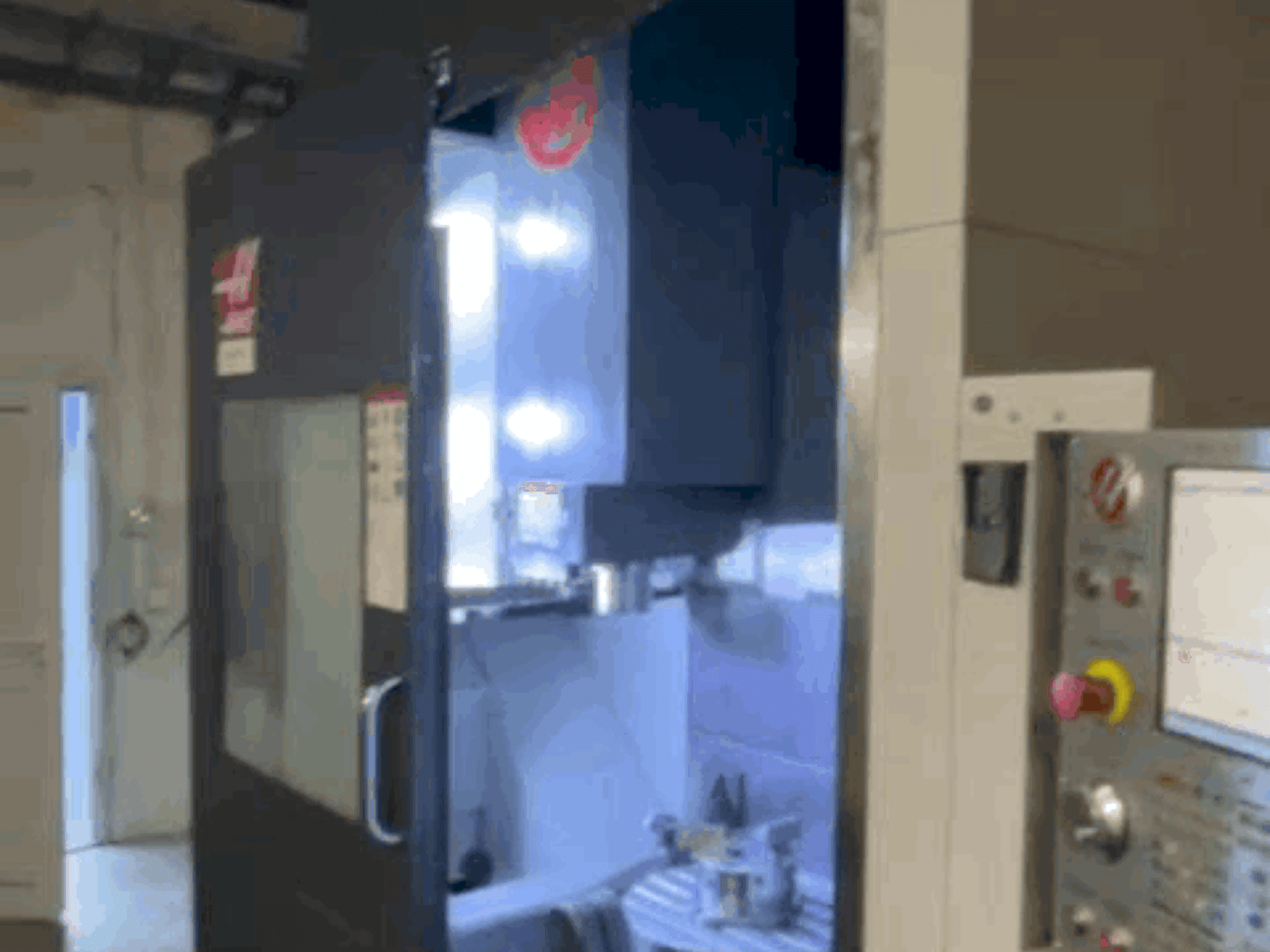 Prikaz stroja HAAS UMC-750 sprijeda