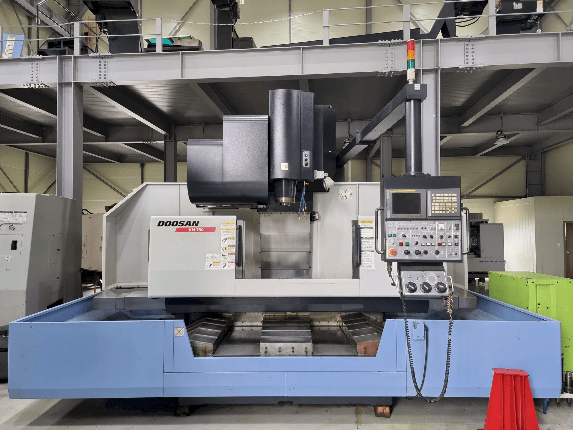 Prikaz stroja Doosan VM750 sprijeda