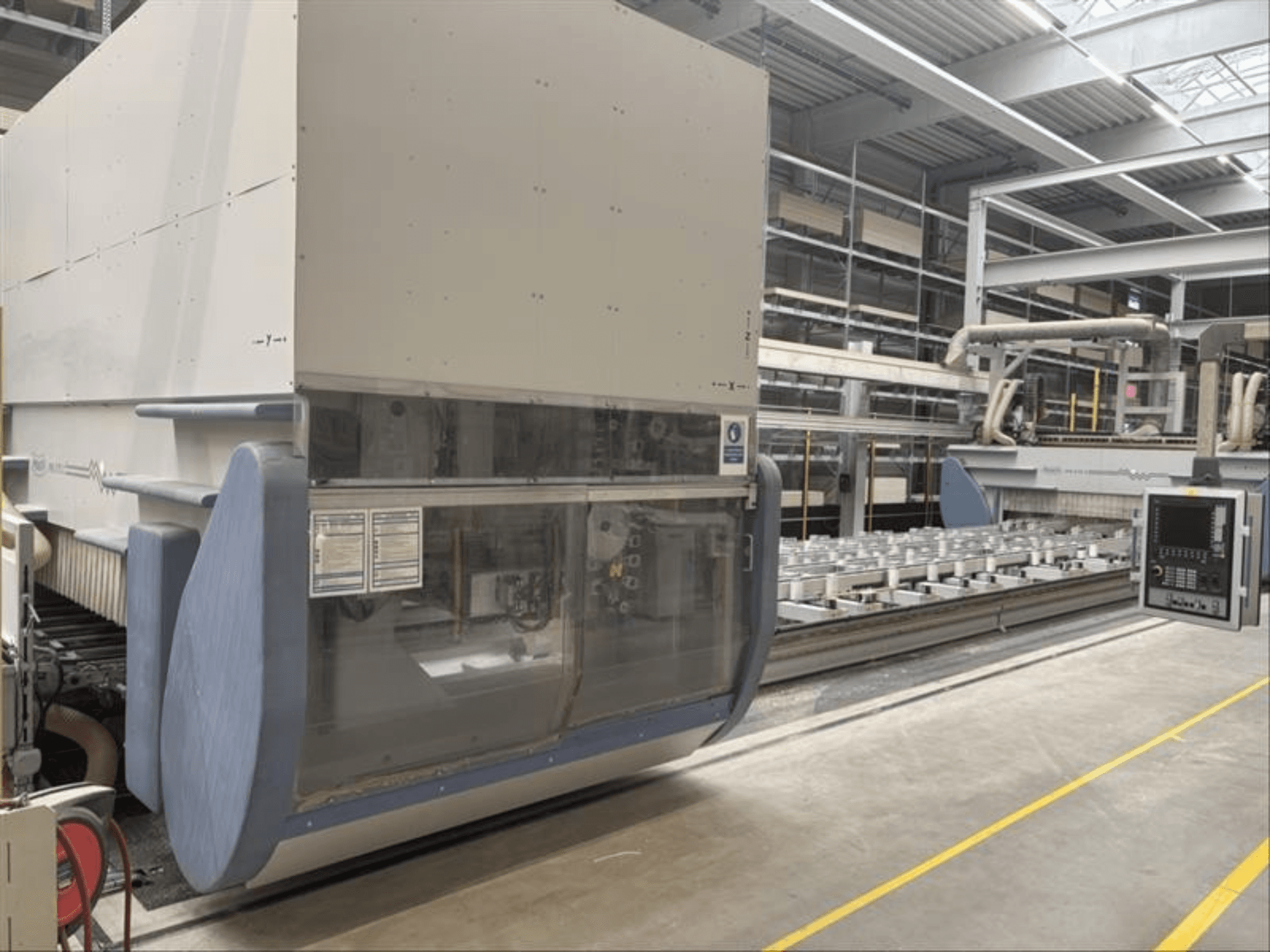 CNC obradni centar MAKA PM 270 X, prednji pogled s upravljačkom pločom i detaljima stroja u tvorničkom okruženju.