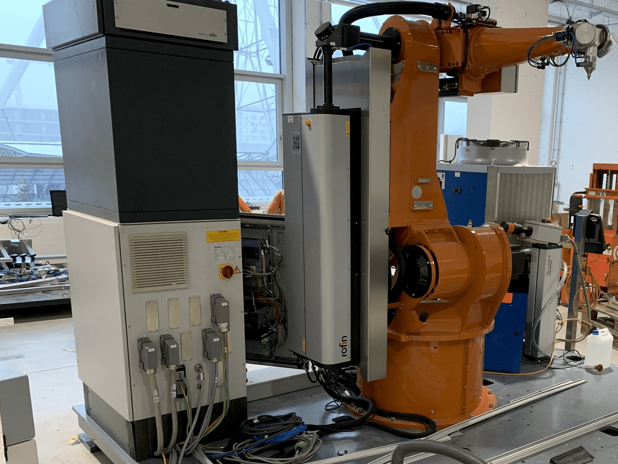 Prikaz stroja Reis Robotics Laserroboter RV6L sprijeda