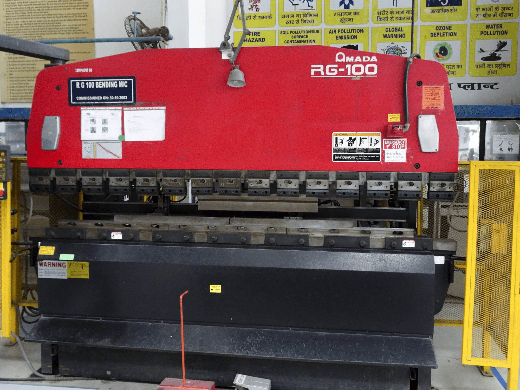 Prikaz stroja AMADA RG-100 sprijeda