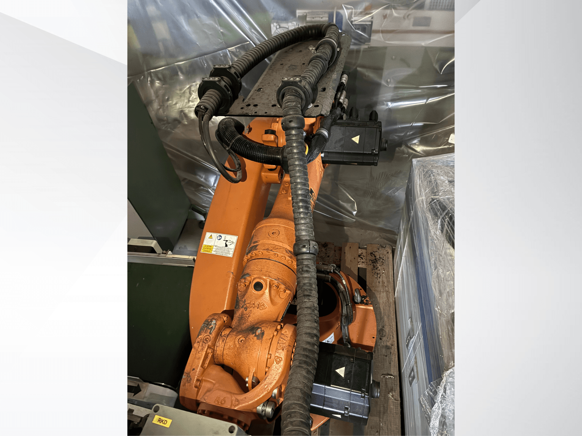 Robotska ruka KUKA KR16-2 u narančastoj boji, gledano odozgo, s prikazom konektora i zaštitnih cijevi.