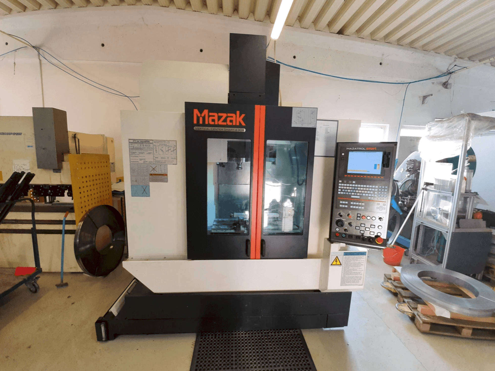 Prikaz stroja Mazak 430A sprijeda
